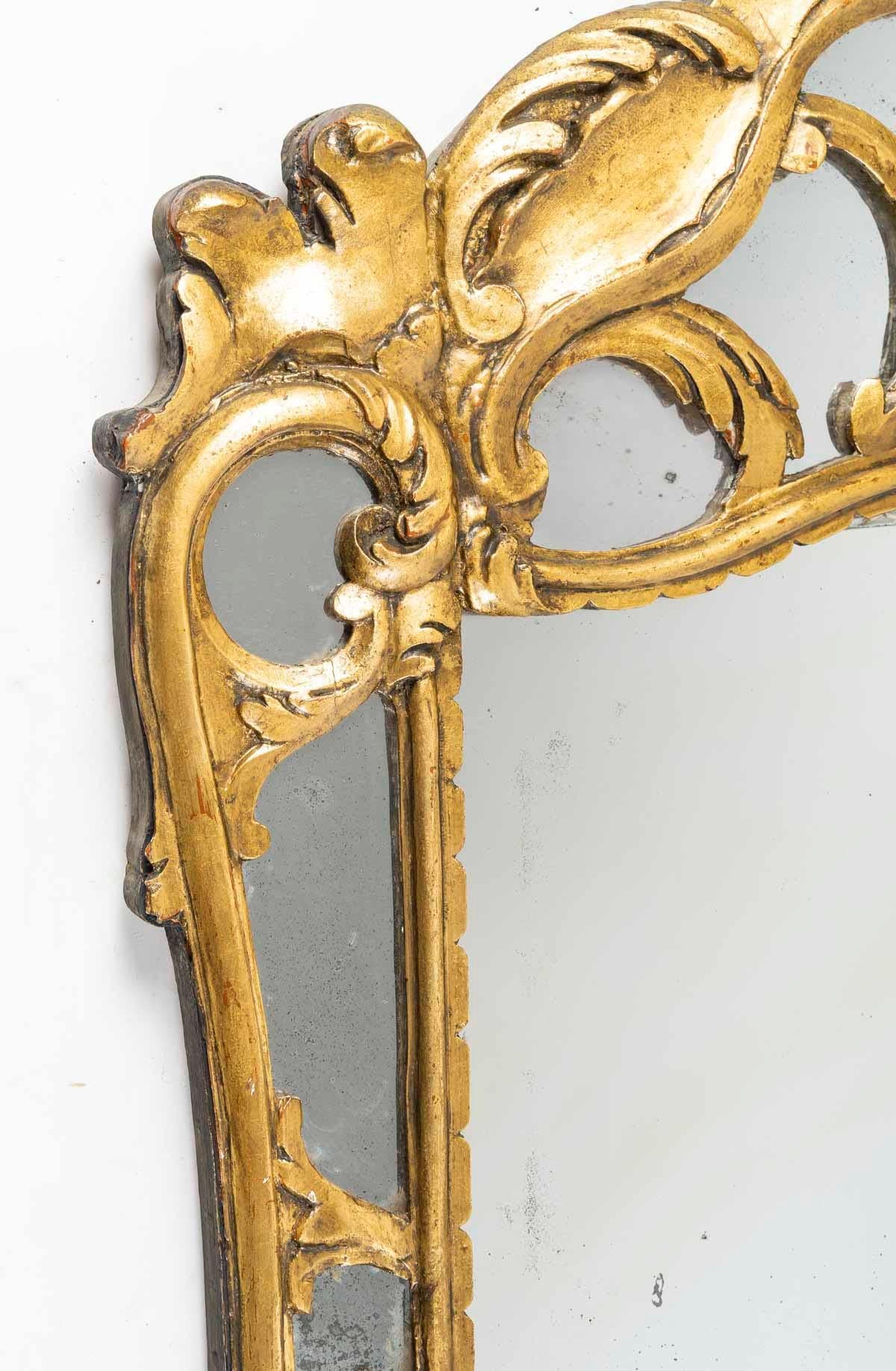 Français Miroir en bois sculpté et doré de style Louis XV, XIXe siècle. en vente