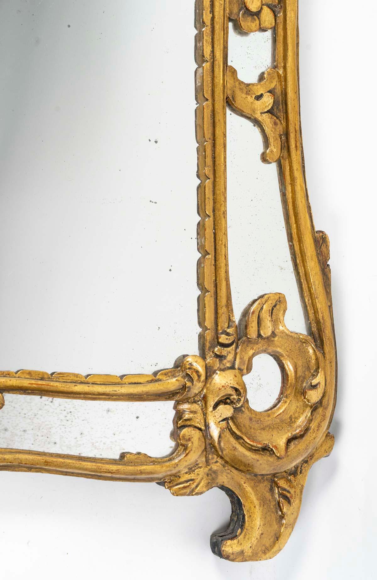 Sculpté Miroir en bois sculpté et doré de style Louis XV, XIXe siècle. en vente