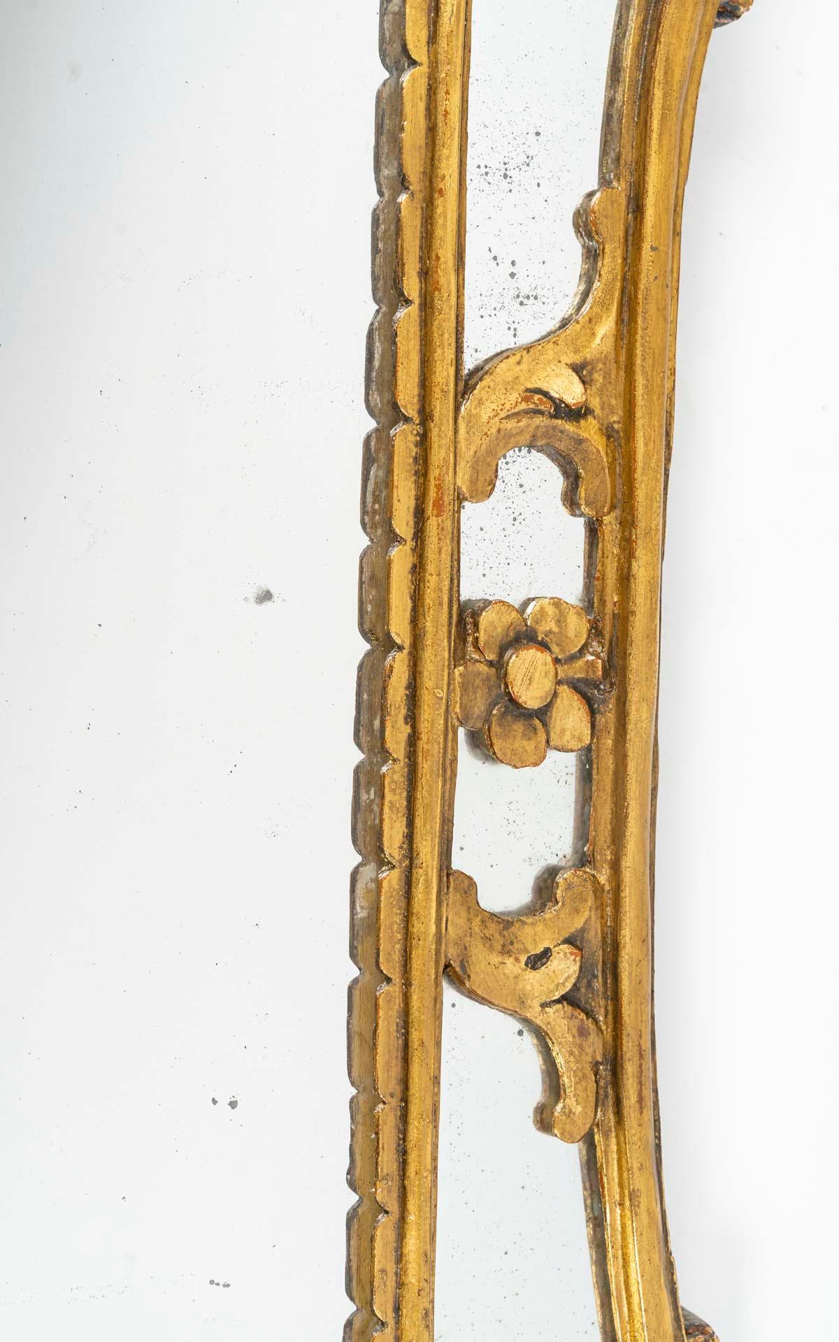 Miroir en bois sculpté et doré de style Louis XV, XIXe siècle. Bon état - En vente à Saint-Ouen, FR