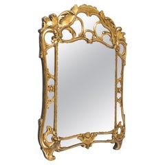 Miroir en bois sculpté et doré de style Louis XV, XIXe siècle.