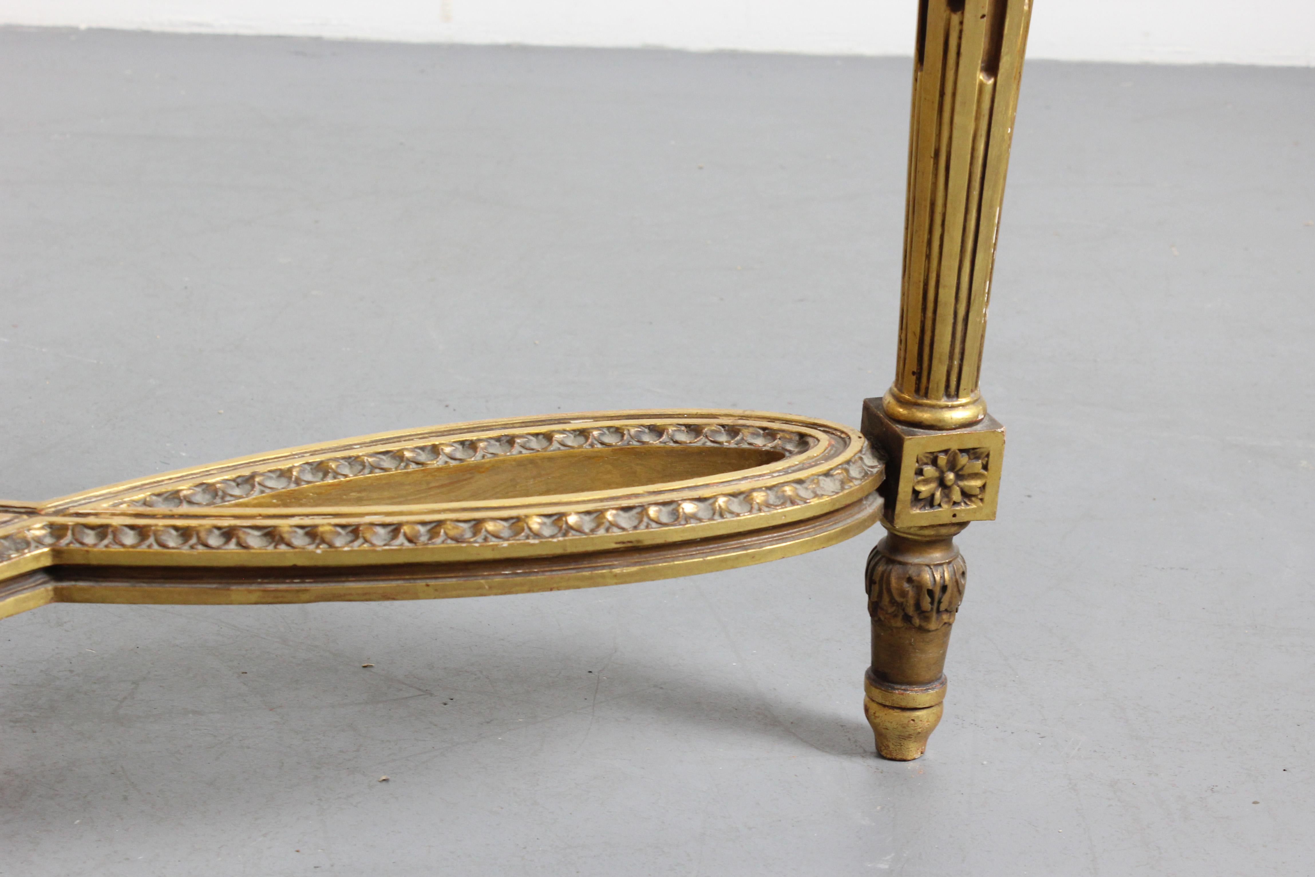 Français Table en bois sculpté et doré avec plateau en marbre - 19e siècle - Louis XVI en vente