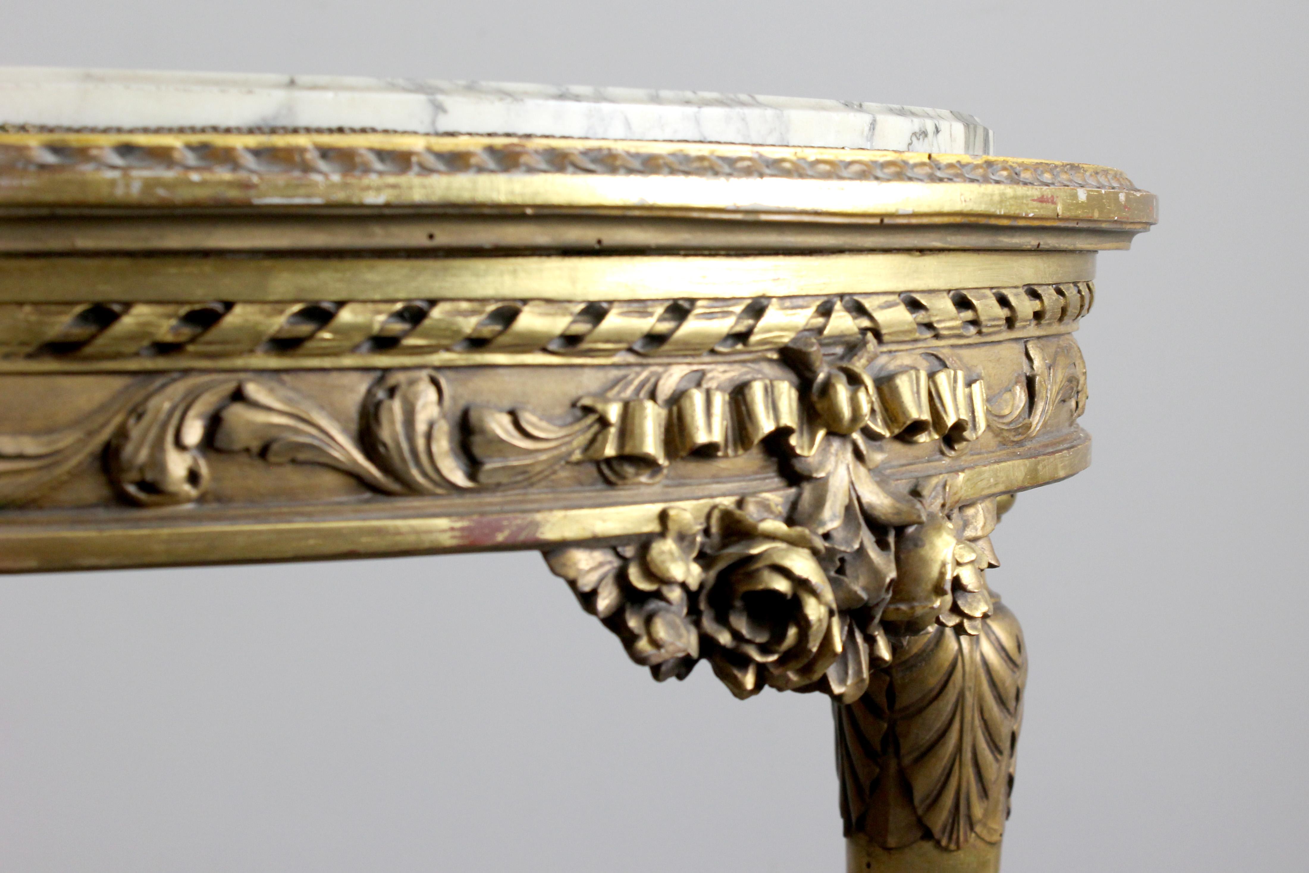 Table en bois sculpté et doré avec plateau en marbre - 19e siècle - Louis XVI en vente 1