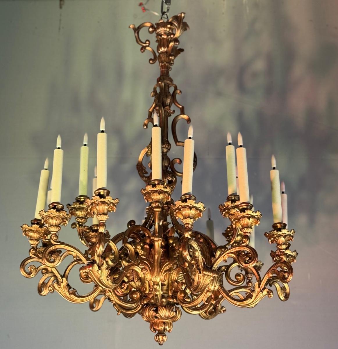 Lampadario in legno intagliato e dorato, 18 bracci luminosi, Italia 1880 circa in vendita 4