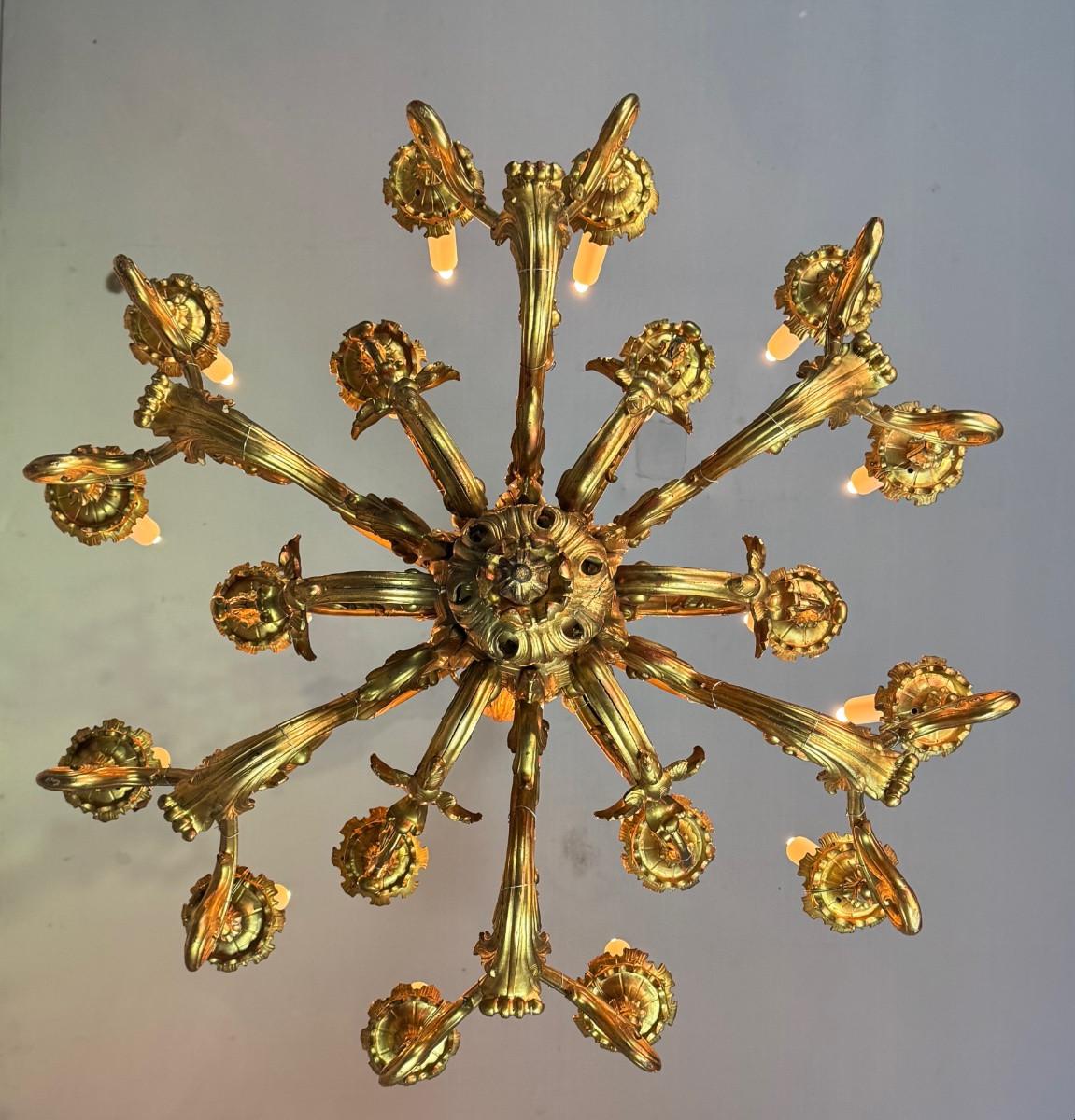Lampadario in legno intagliato e dorato, 18 bracci luminosi, Italia 1880 circa in vendita 6