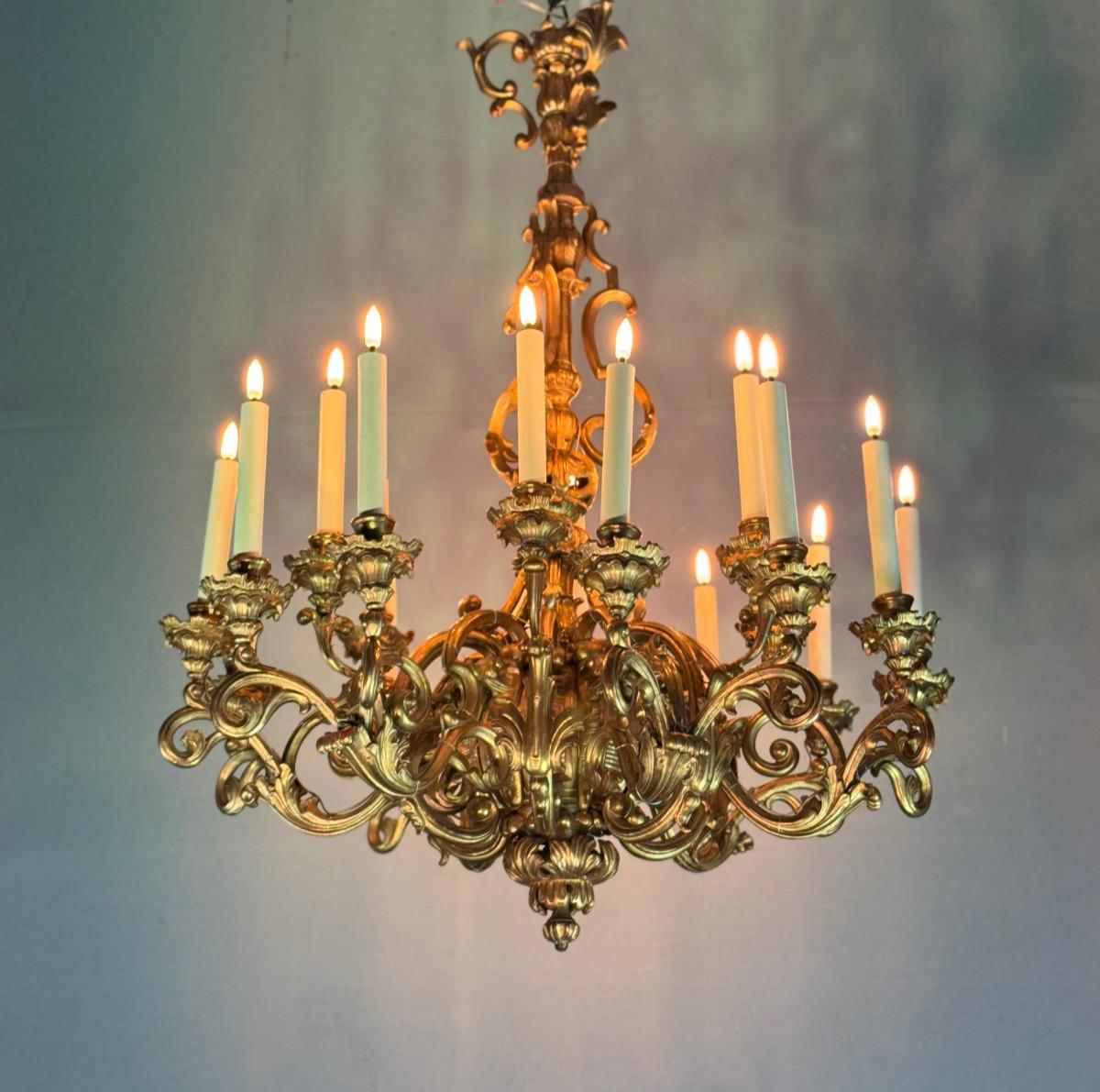 Lampadario in legno intagliato e dorato, 18 bracci luminosi, Italia 1880 circa in vendita 7