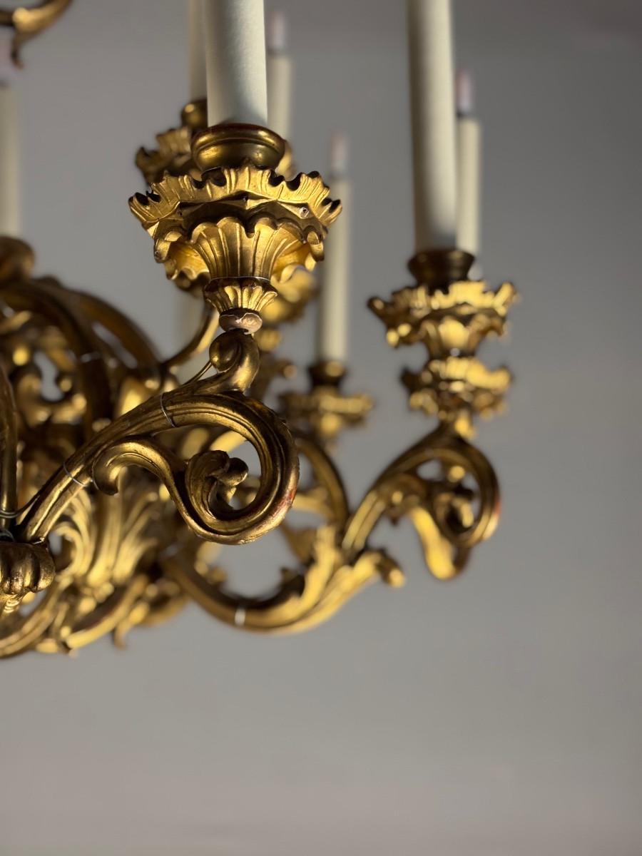 Italiano Lampadario in legno intagliato e dorato, 18 bracci luminosi, Italia 1880 circa in vendita