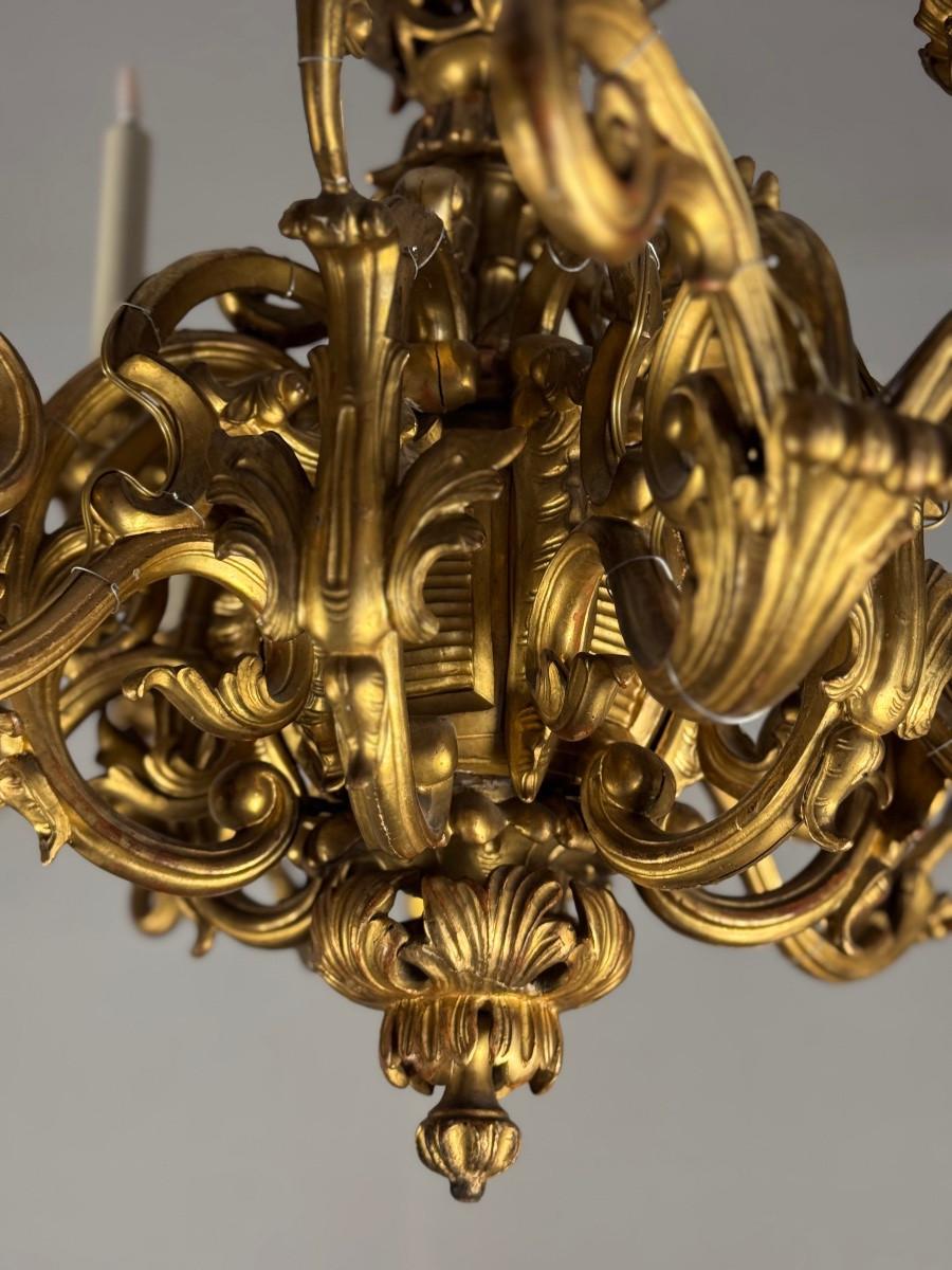 Lampadario in legno intagliato e dorato, 18 bracci luminosi, Italia 1880 circa In condizioni buone in vendita a Honnelles, WHT