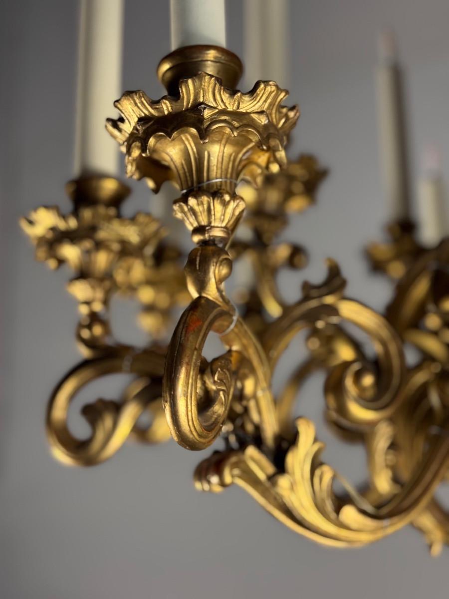Legno dorato Lampadario in legno intagliato e dorato, 18 bracci luminosi, Italia 1880 circa in vendita