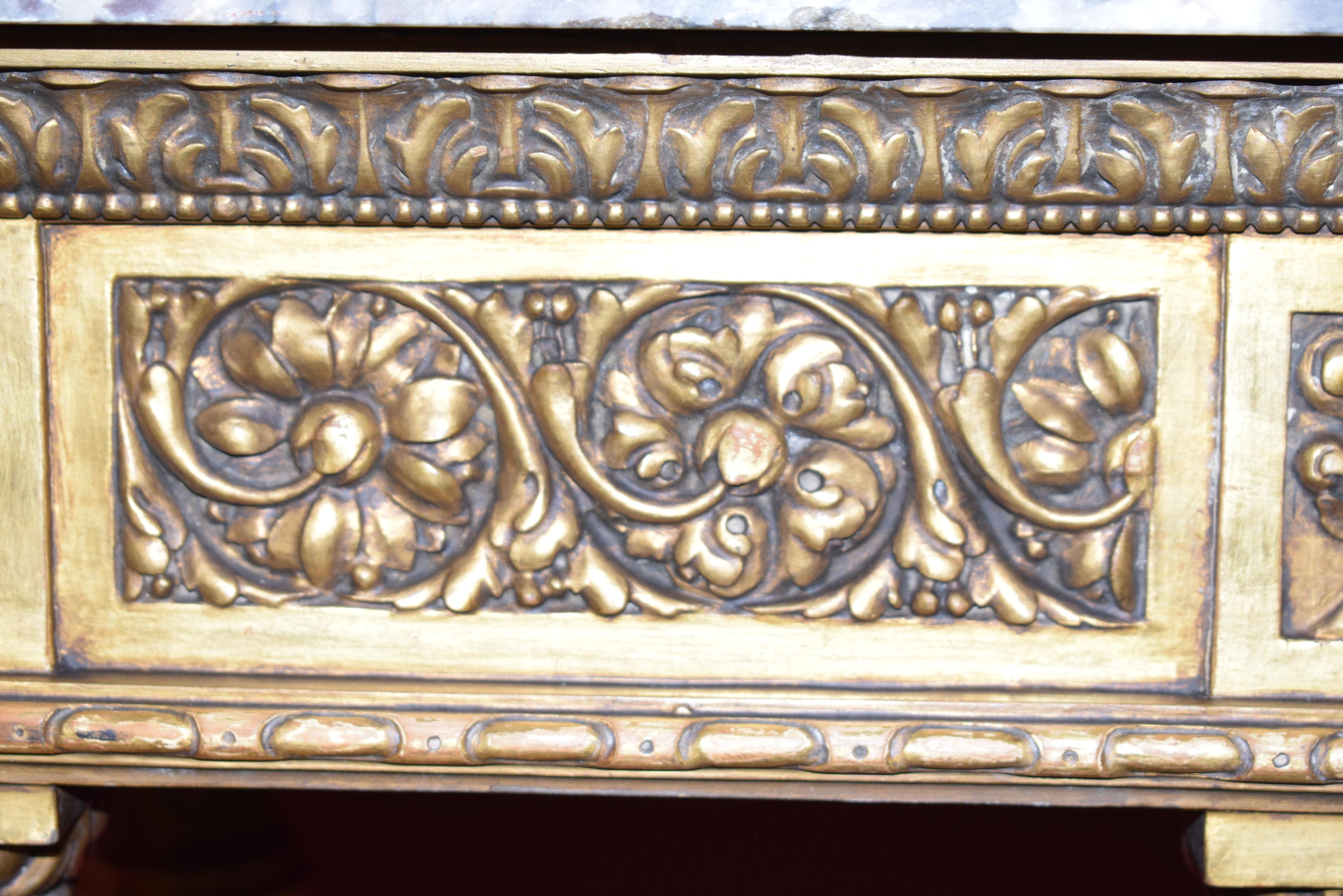 Console en bois sculptée et dorée avec vitrine en métal doré en vente 2