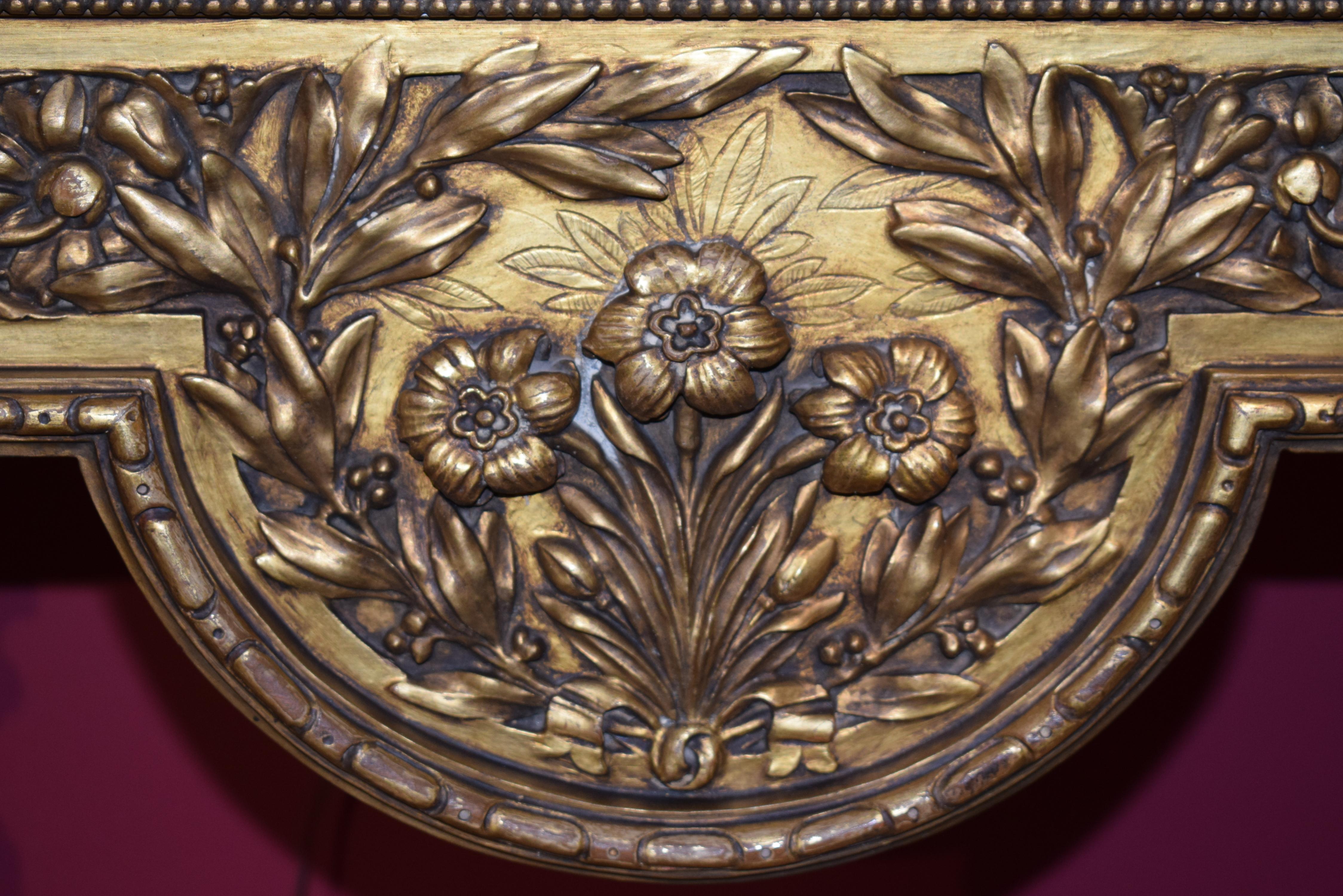 Français Console en bois sculptée et dorée avec vitrine en métal doré en vente