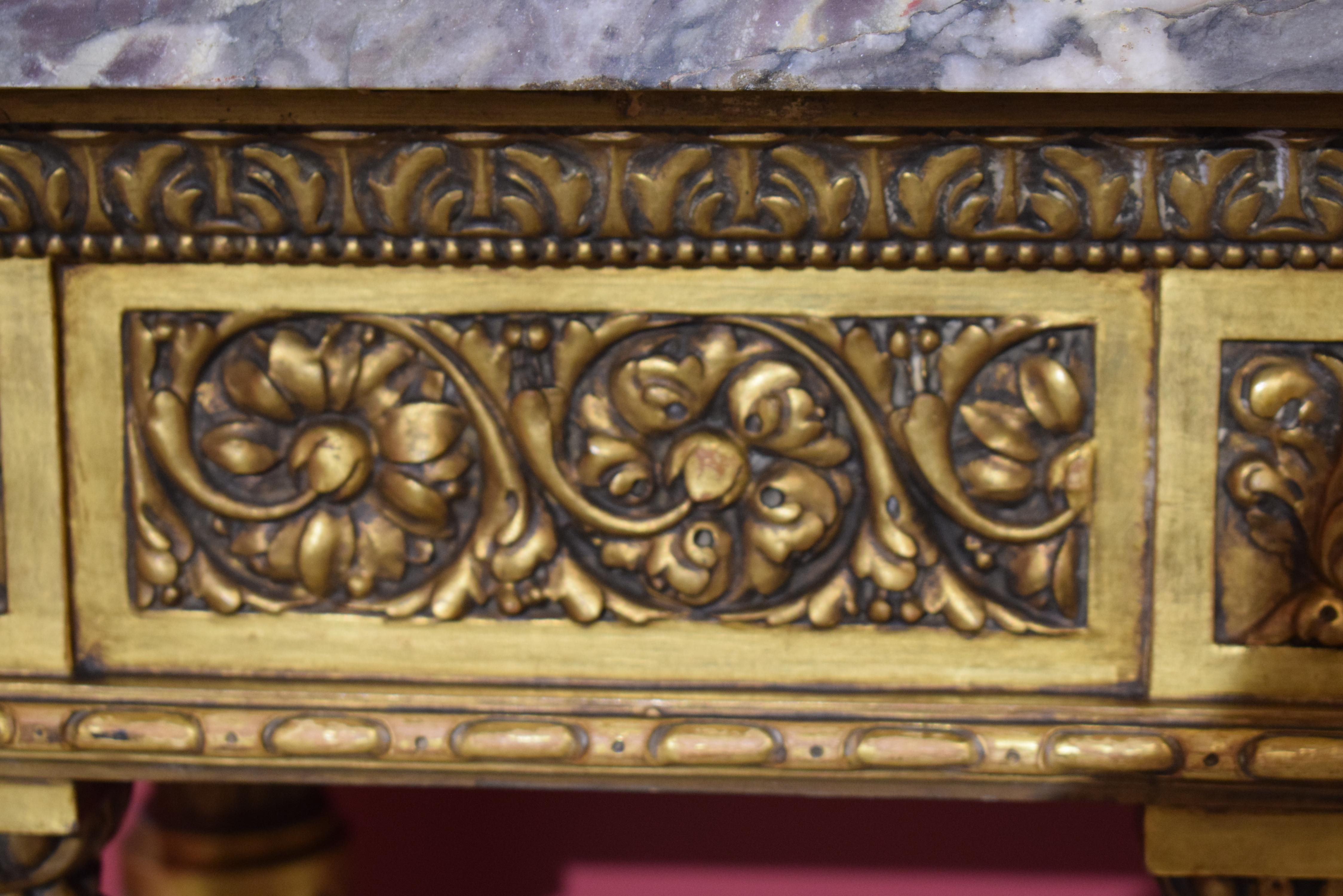 Sculpté Console en bois sculptée et dorée avec vitrine en métal doré en vente