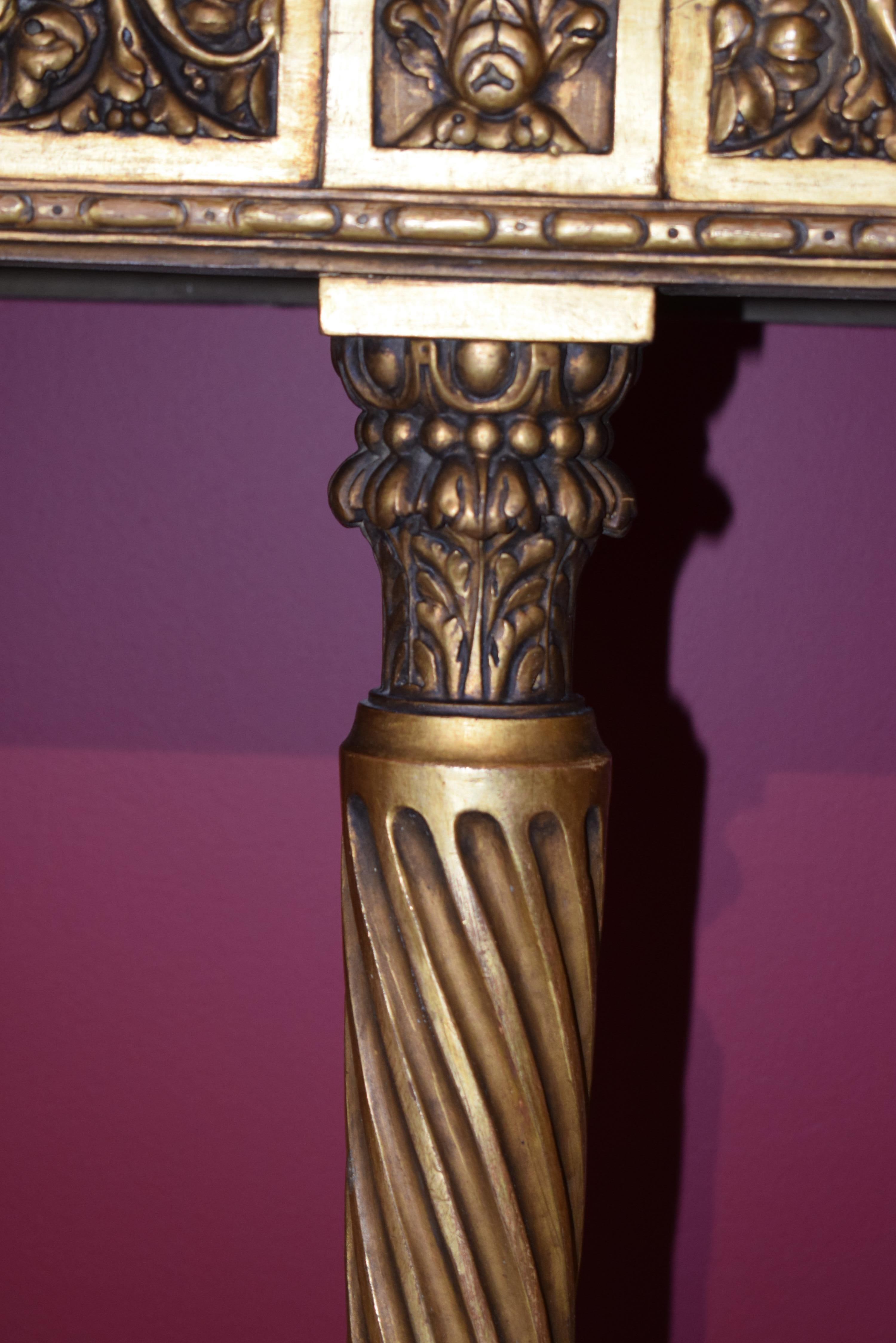 Fin du XIXe siècle Console en bois sculptée et dorée avec vitrine en métal doré en vente