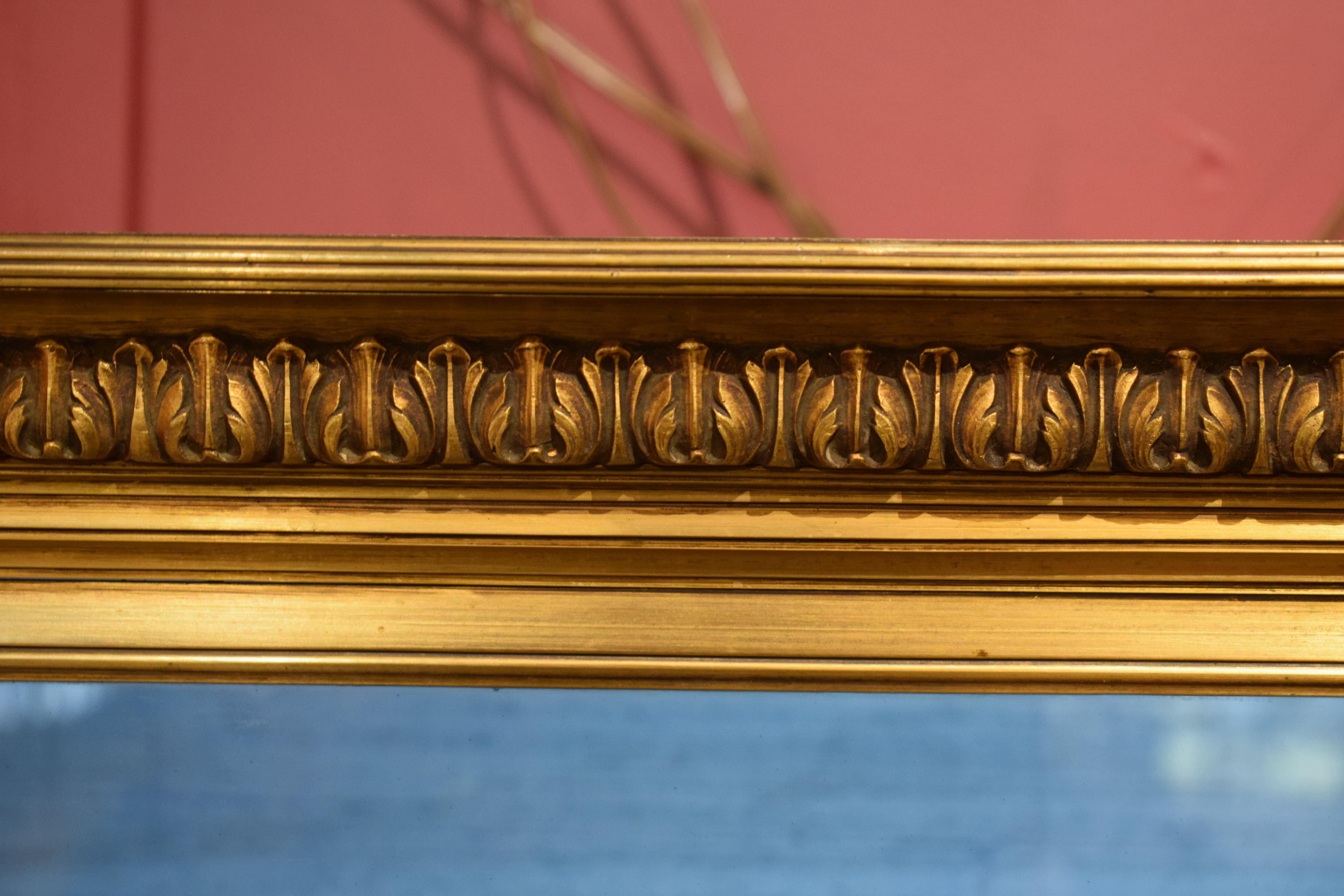 Bronze Console en bois sculptée et dorée avec vitrine en métal doré en vente