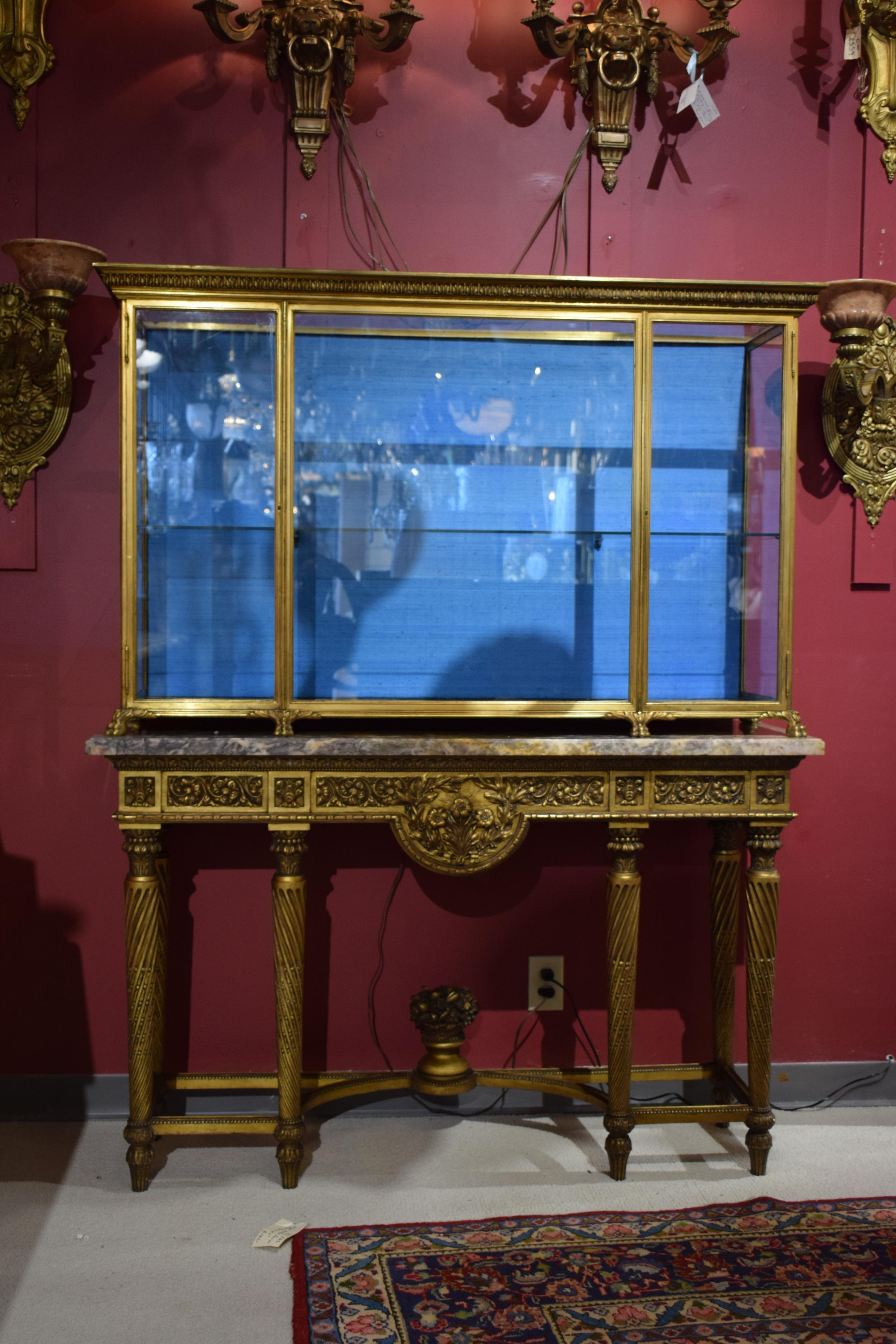 Console en bois sculptée et dorée avec vitrine en métal doré en vente 1