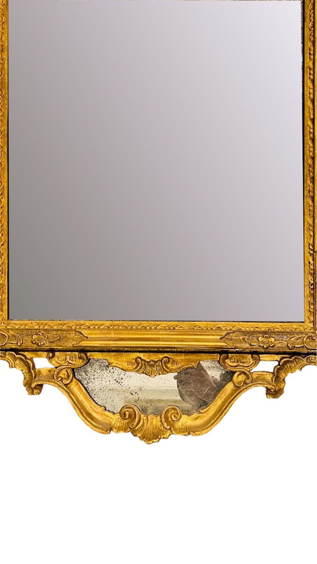 Francese Specchio in legno intagliato e dorato - Luigi XV in vendita