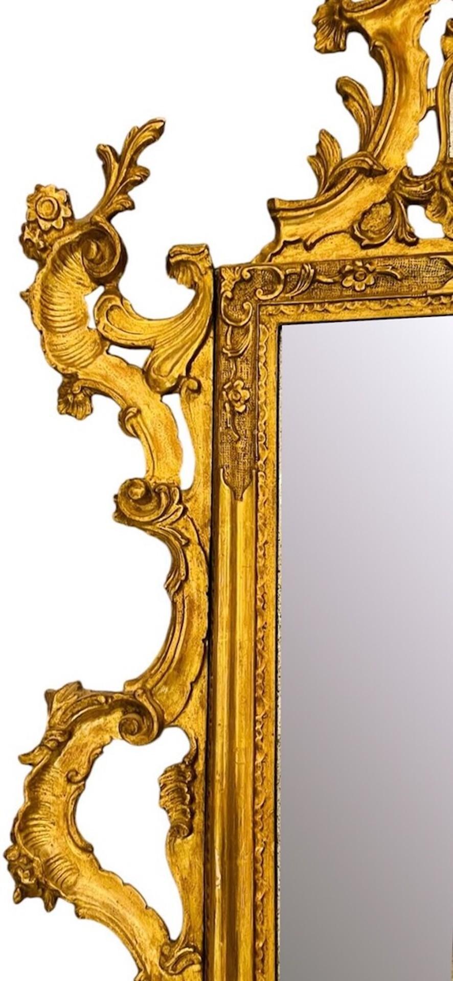 Intagliato Specchio in legno intagliato e dorato - Luigi XV in vendita