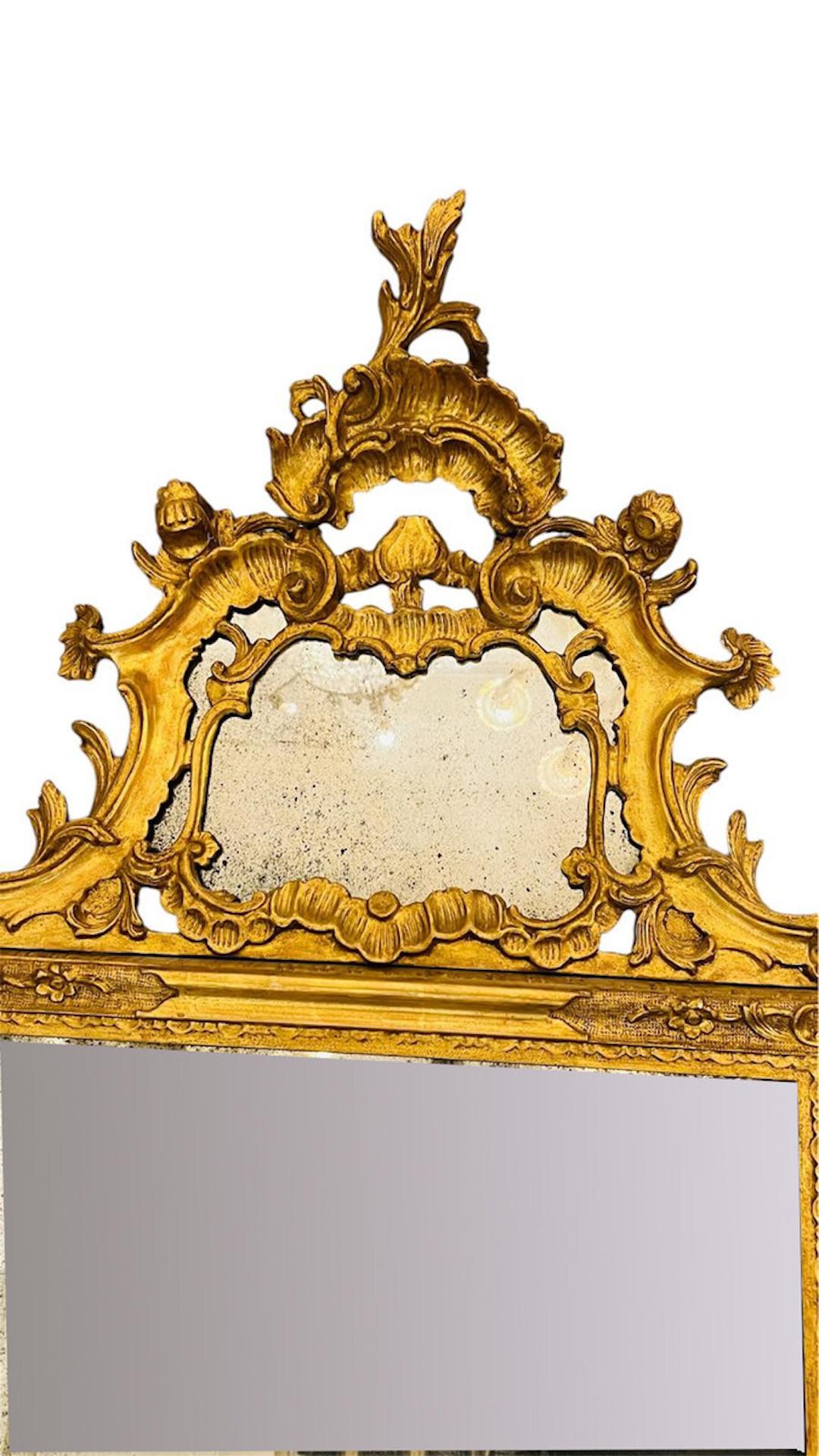 Specchio in legno intagliato e dorato - Luigi XV in vendita 1
