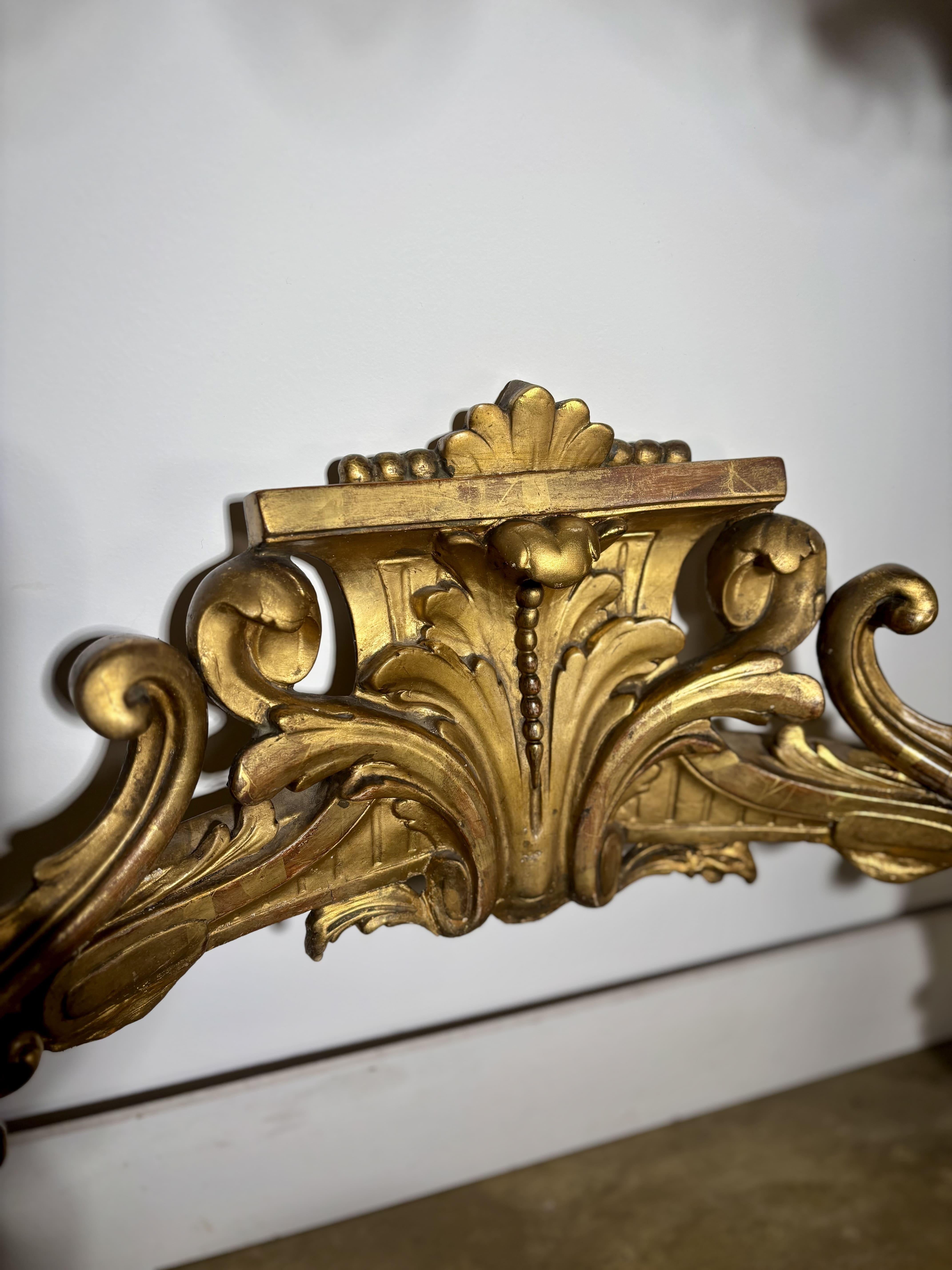Console murale en bois sculpté et doré avec plateau en marbre blanc - 19e siècle Bon état - En vente à RUEIL-MALMAISON, FR