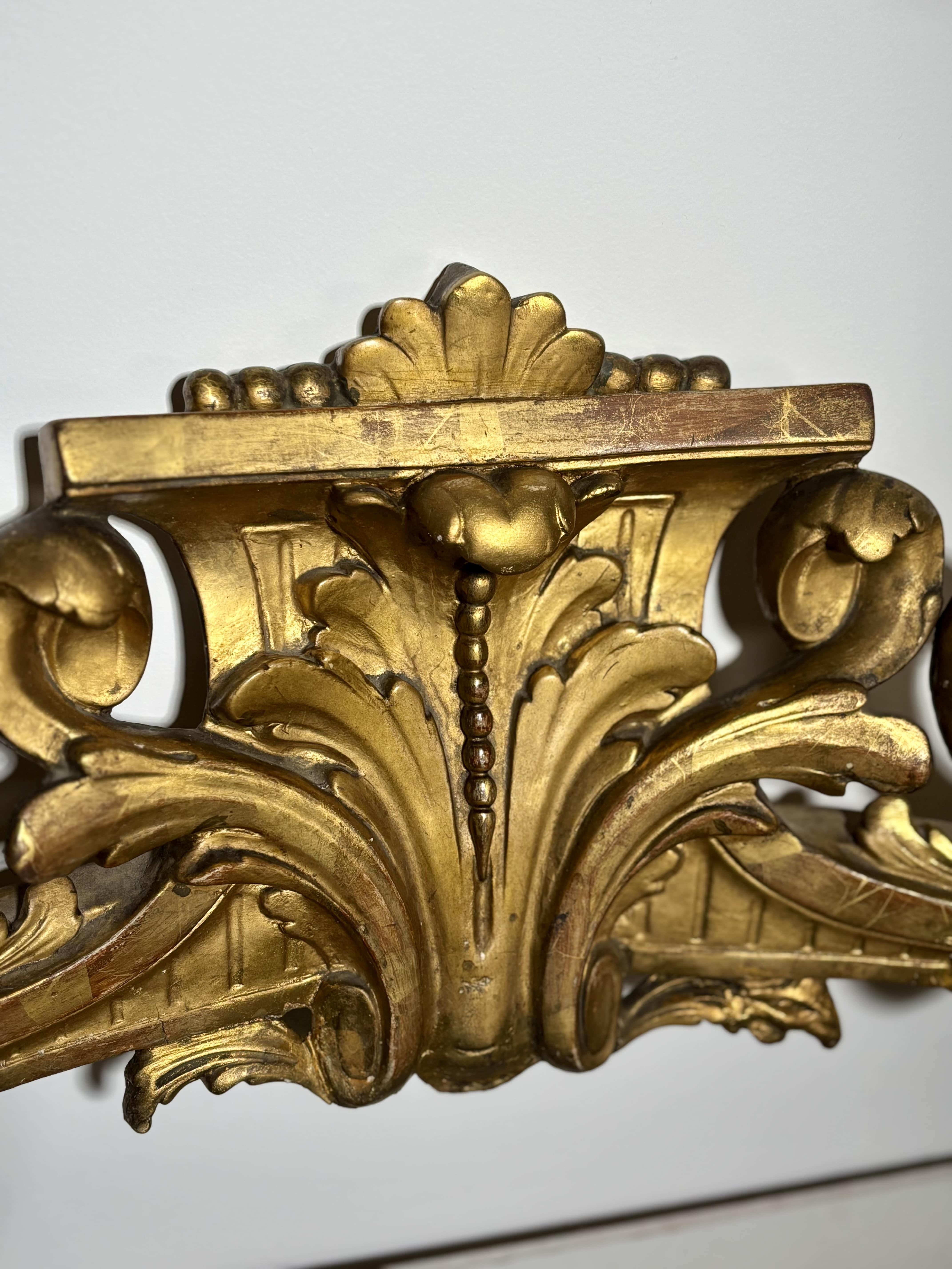 XIXe siècle Console murale en bois sculpté et doré avec plateau en marbre blanc - 19e siècle en vente