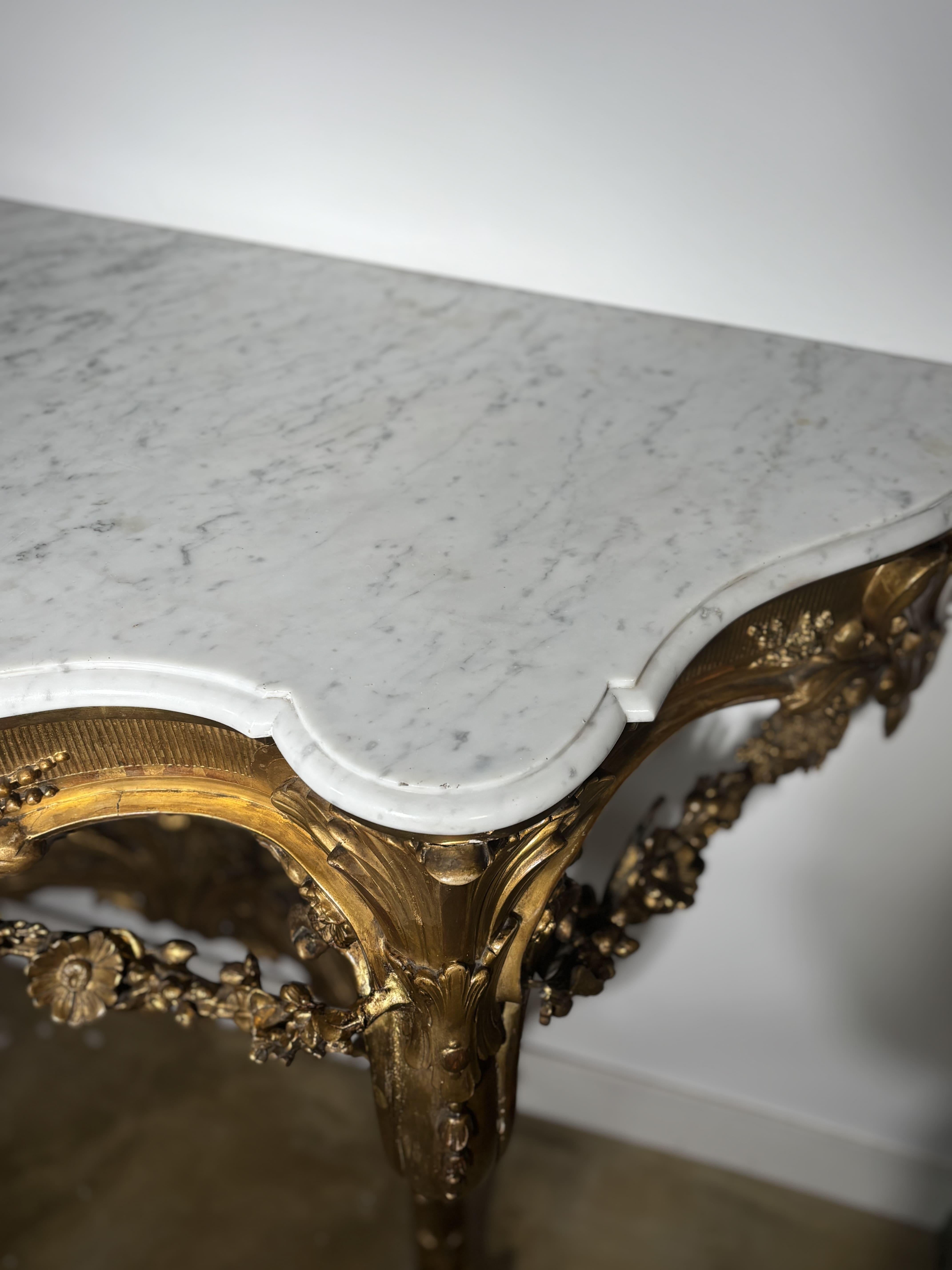 Console murale en bois sculpté et doré avec plateau en marbre blanc - 19e siècle en vente 1