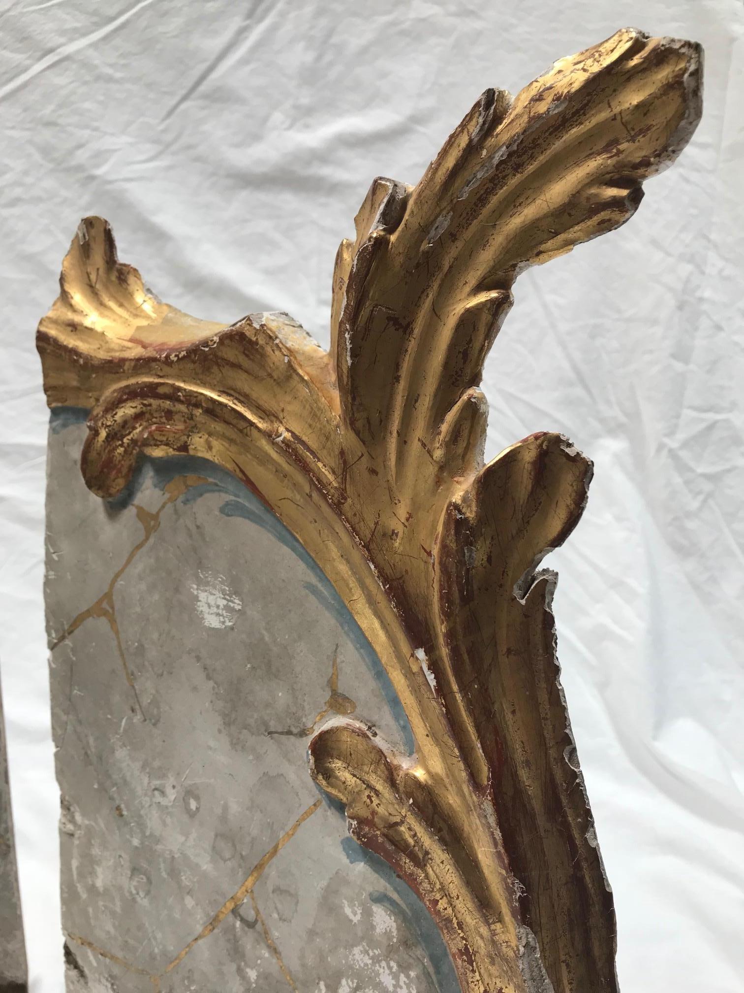 Geschnitzte und vergoldete Fragmente mit polychromem Finish auf individuellem Stand aus Acryl (Vergoldetes Holz) im Angebot
