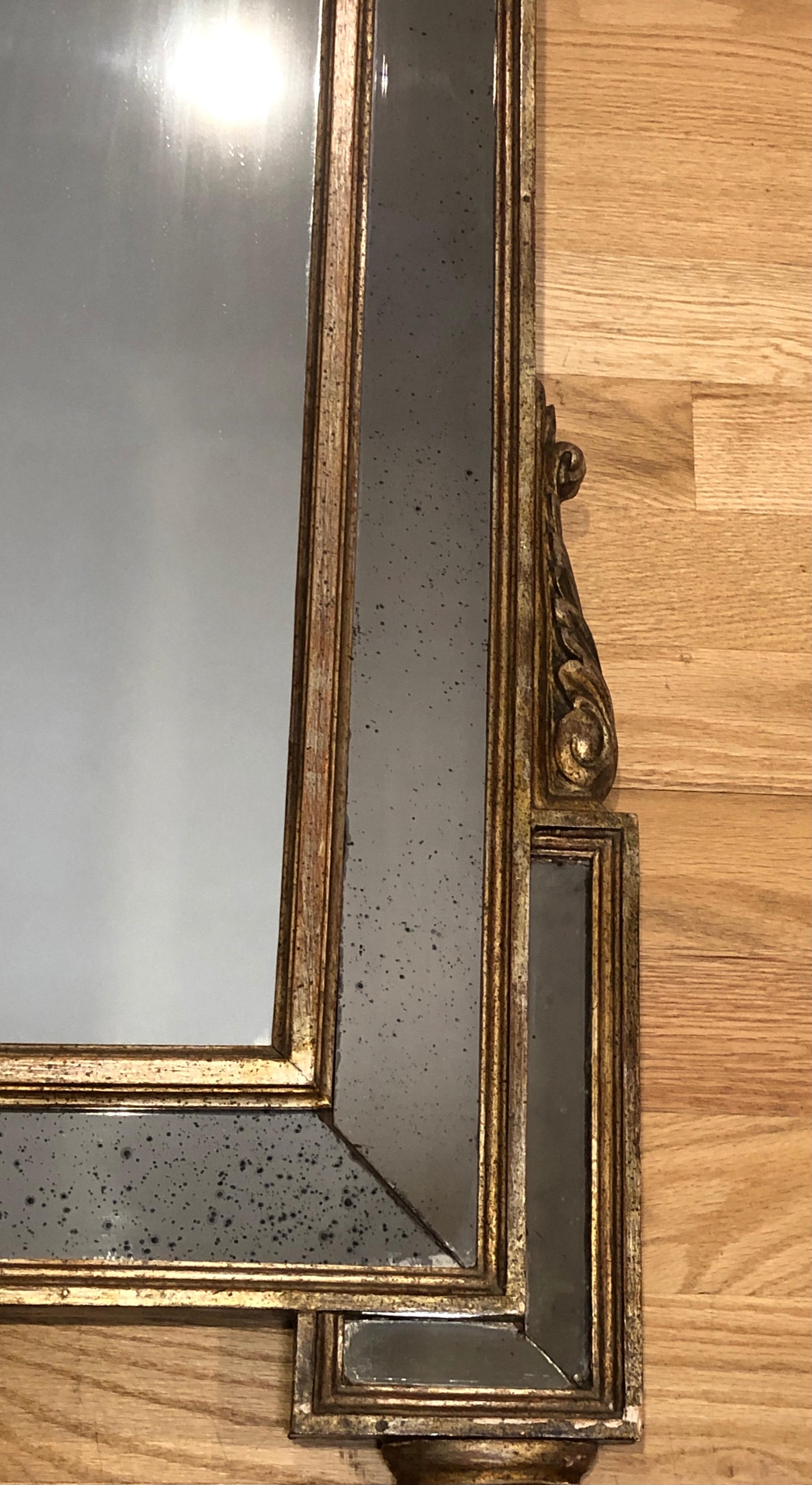 Geschnitzter und vergoldeter Regency-Spiegel aus dem 19. im Zustand „Gut“ im Angebot in Norwood, NJ