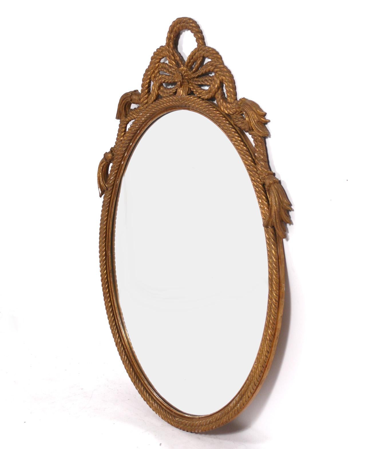Miroir en corde sculpté et doré, américain, vers les années 1950. Ce miroir a été récemment retiré du légendaire hôtel Carlyle à New York. Il mesure 44,75 