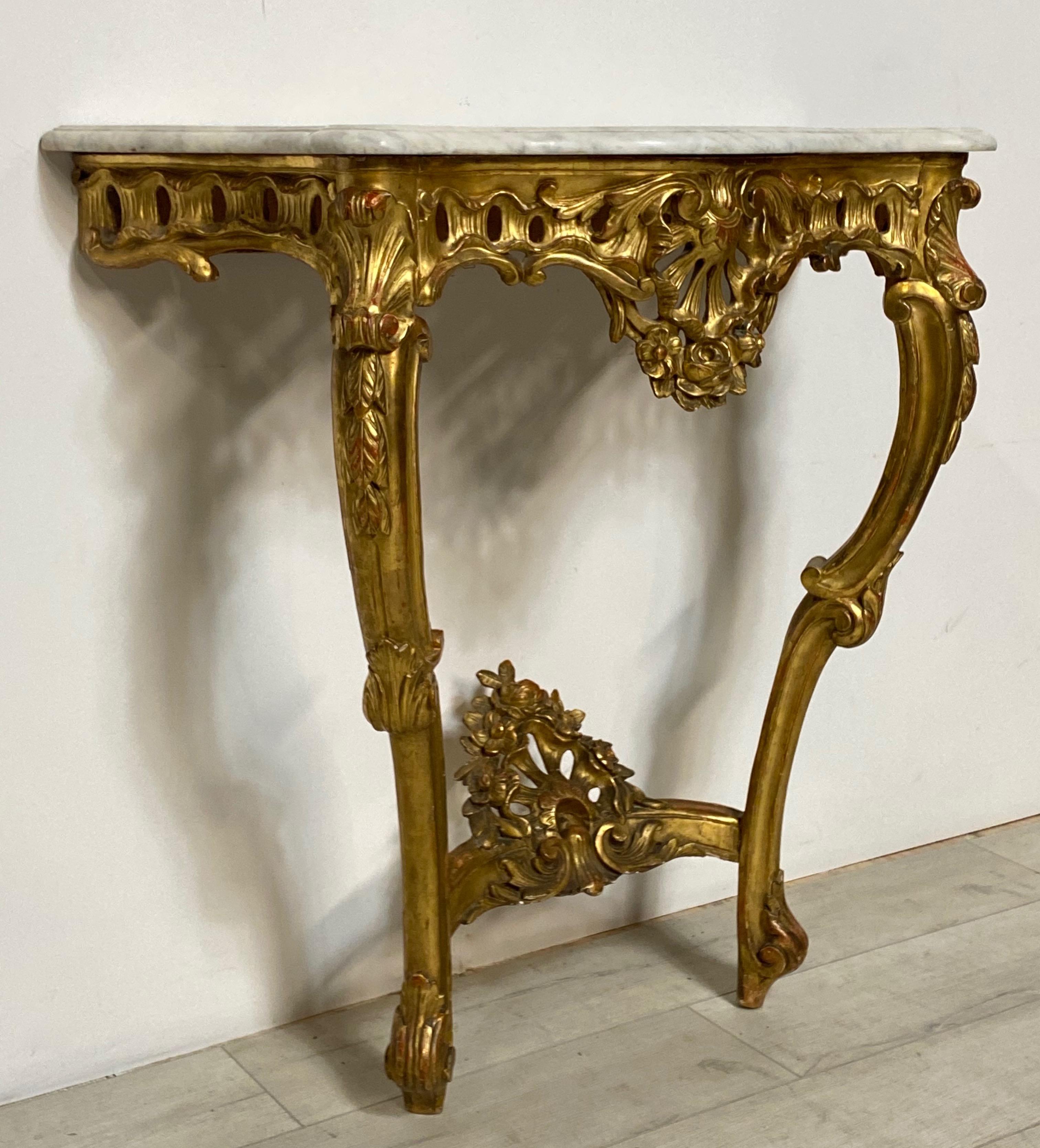 Beautifully carved and giltwood console table with shapely marble top. Having elaborate and fine carvings of acanthus scrollwork and with shell decoration,
Italy, early 19th century.

 