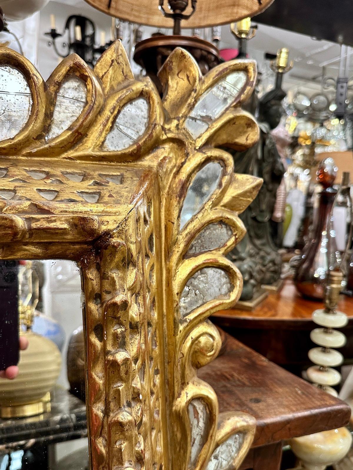 Spiegel aus geschnitztem und vergoldetem Holz im Angebot 6