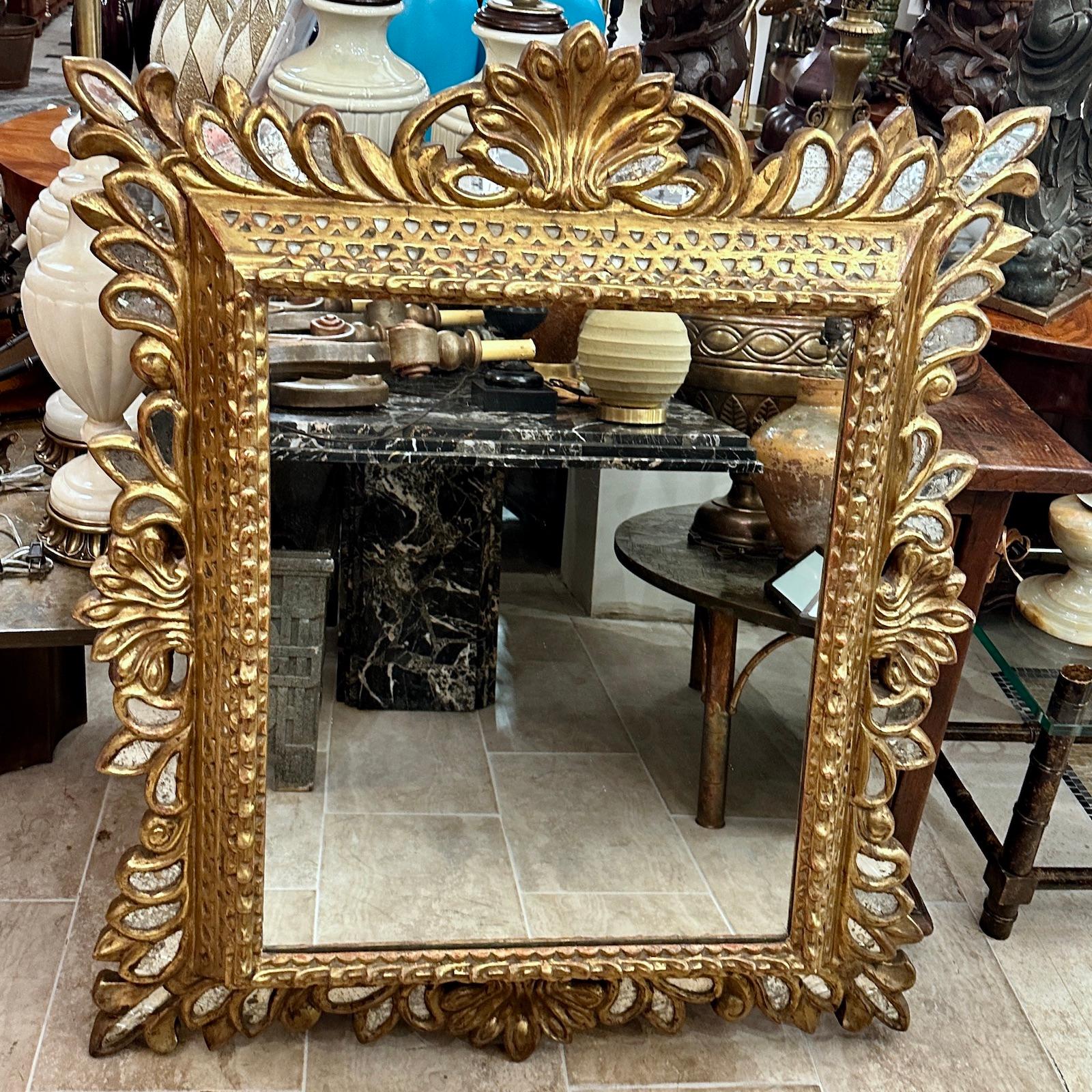 Spiegel aus geschnitztem und vergoldetem Holz im Angebot 3