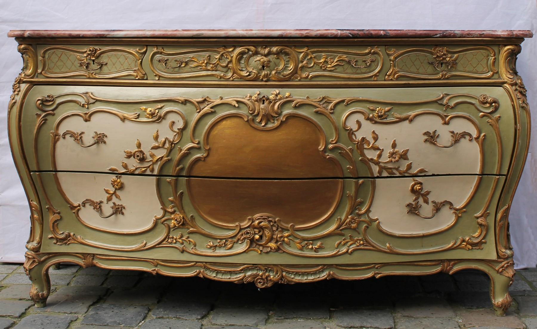 Carved and giltwood chest of drawers style Louis XV.