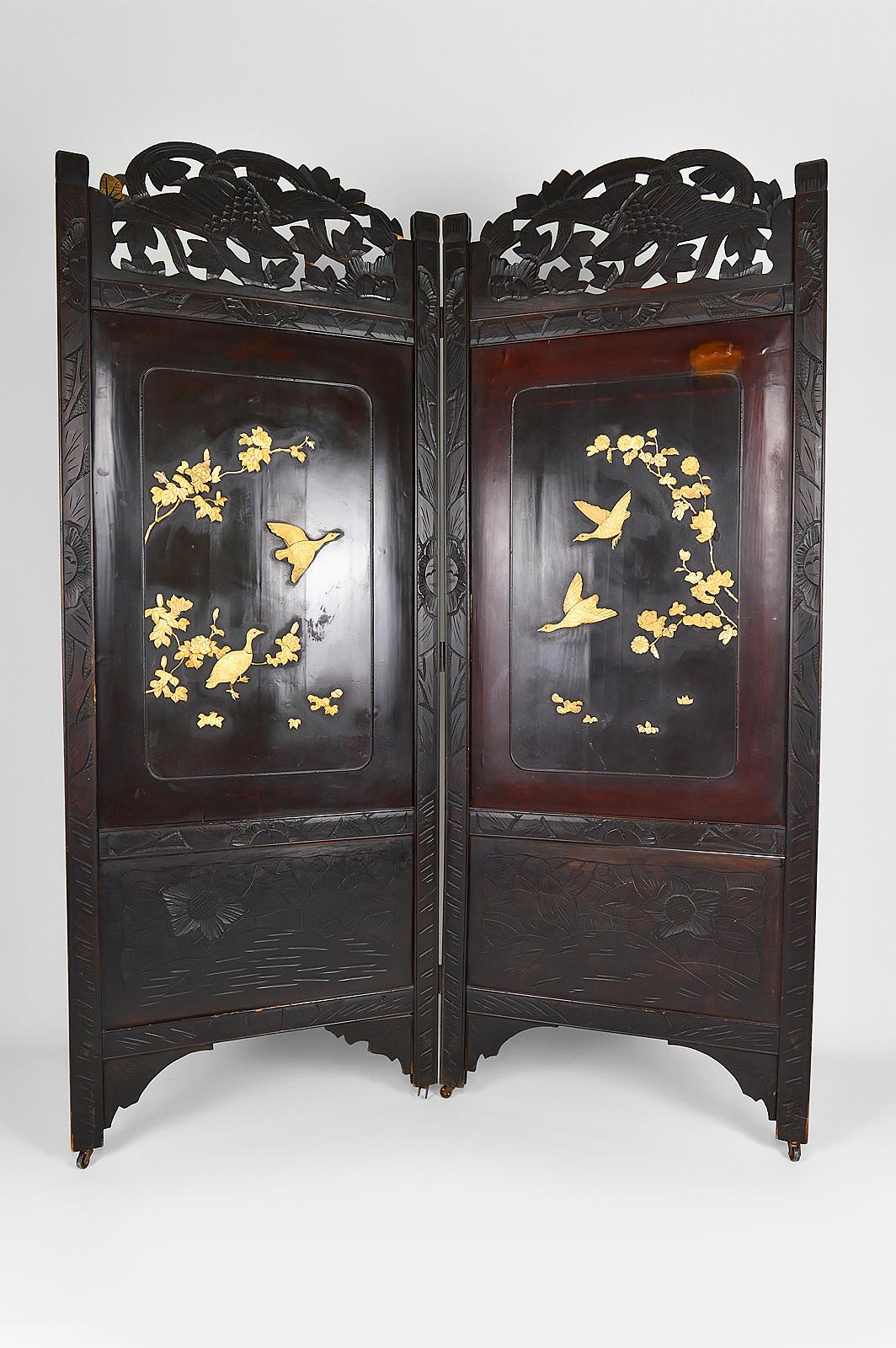 Folding creen with 2 panels in carved, inlaid and lacquered wood.

The upper and lower parts are carved with birds and foliage / leaves.
The central panels are inlaid on the front side (floral and animal marquetry) and painted on the back side