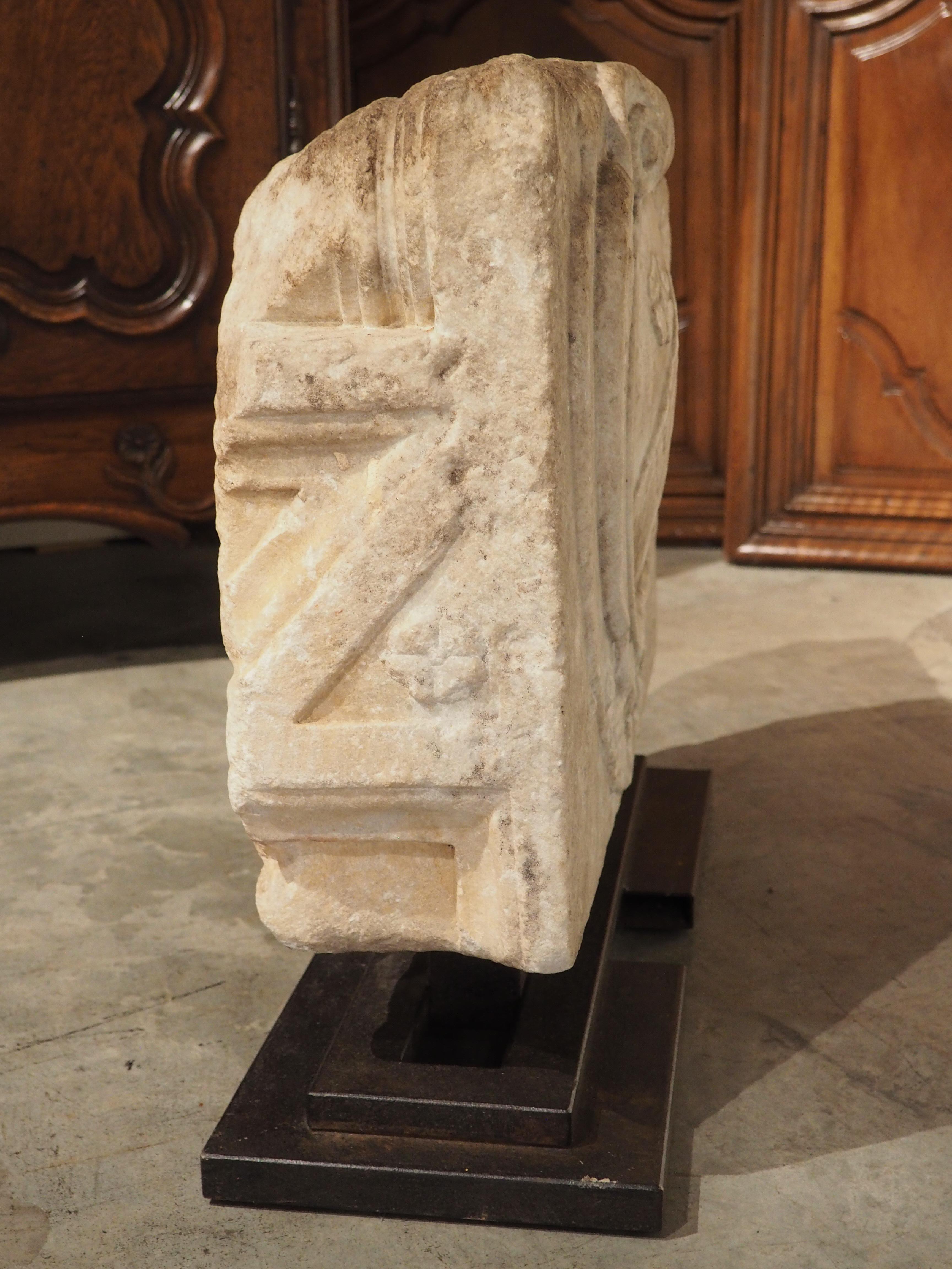 Geschnitzte und montierte Stemma-Kartusche aus Marmor aus der Toskana, Italien, 16. Jahrhundert im Angebot 5