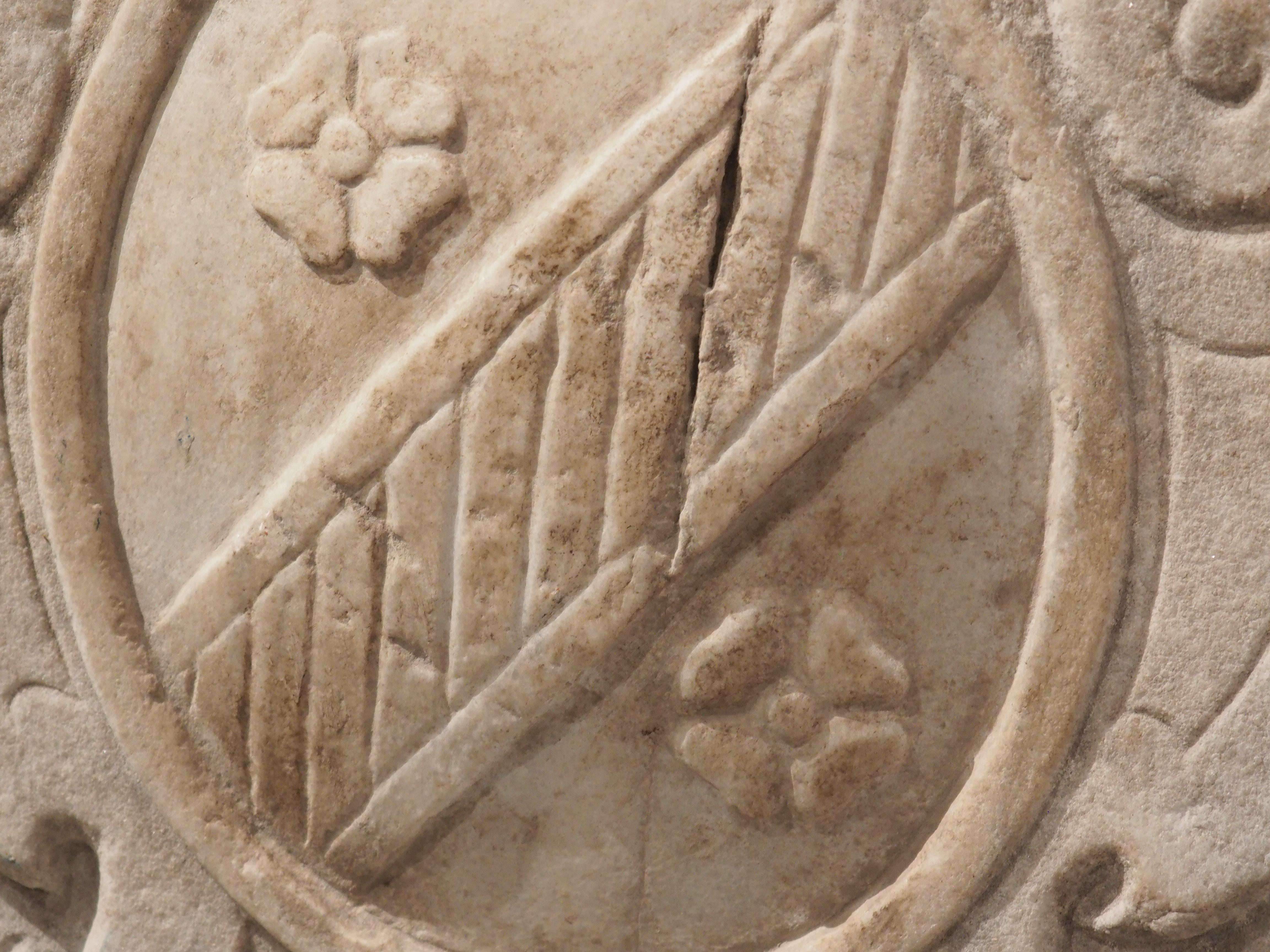 Geschnitzte und montierte Stemma-Kartusche aus Marmor aus der Toskana, Italien, 16. Jahrhundert im Zustand „Gut“ im Angebot in Dallas, TX