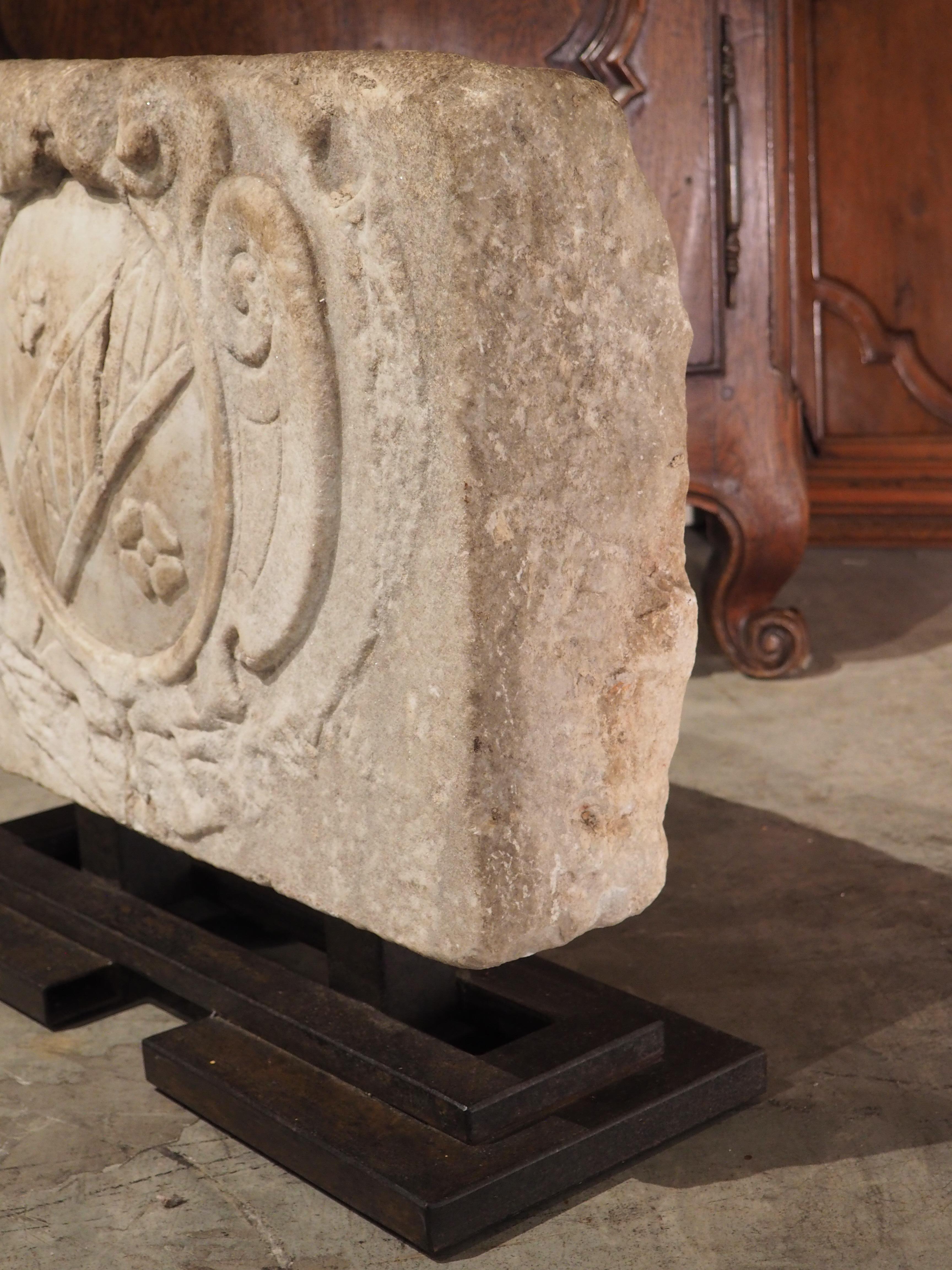 Geschnitzte und montierte Stemma-Kartusche aus Marmor aus der Toskana, Italien, 16. Jahrhundert im Angebot 3