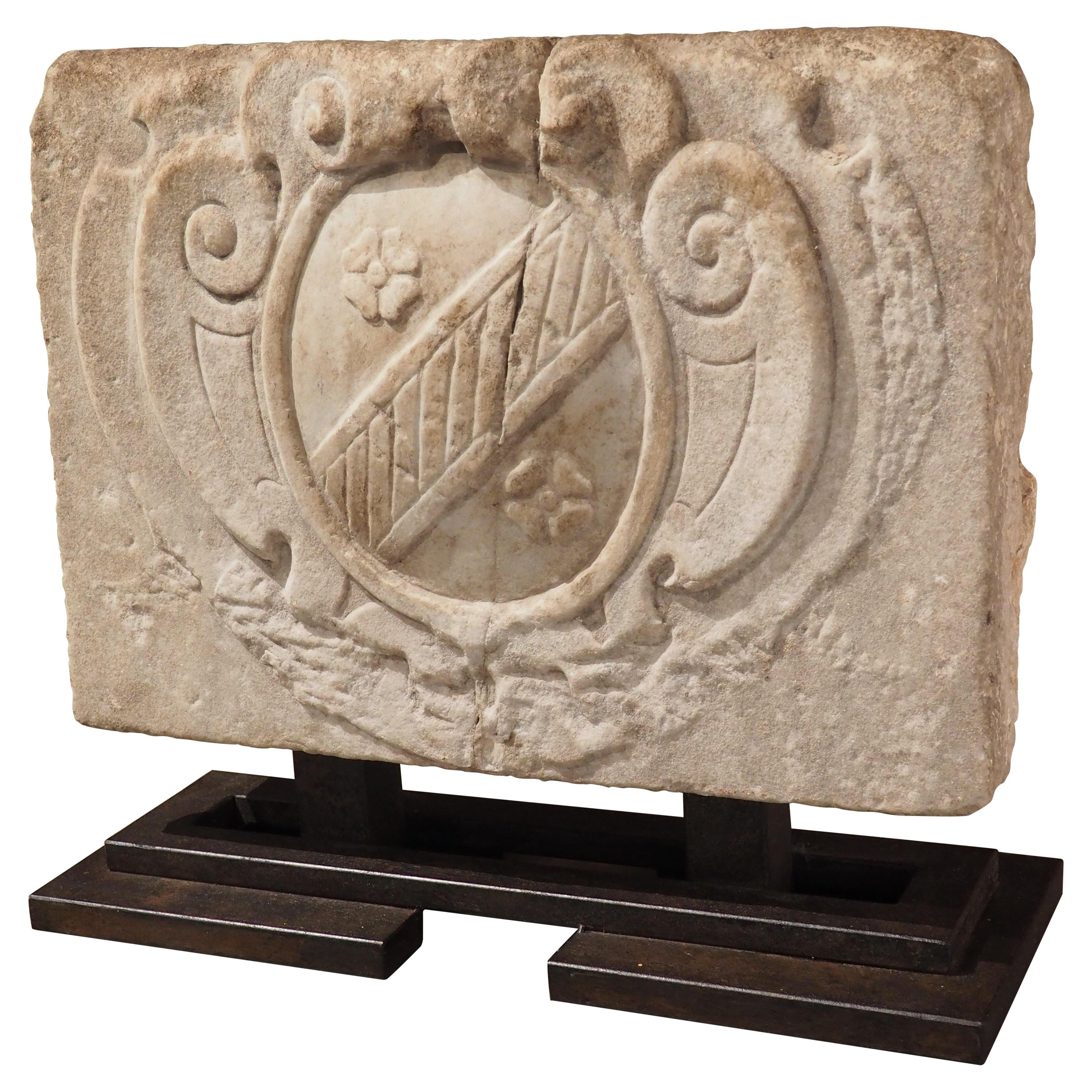 Cartouche a stelo in marmo intagliato e montato proveniente dalla Toscana, Italia, XVI secolo in vendita