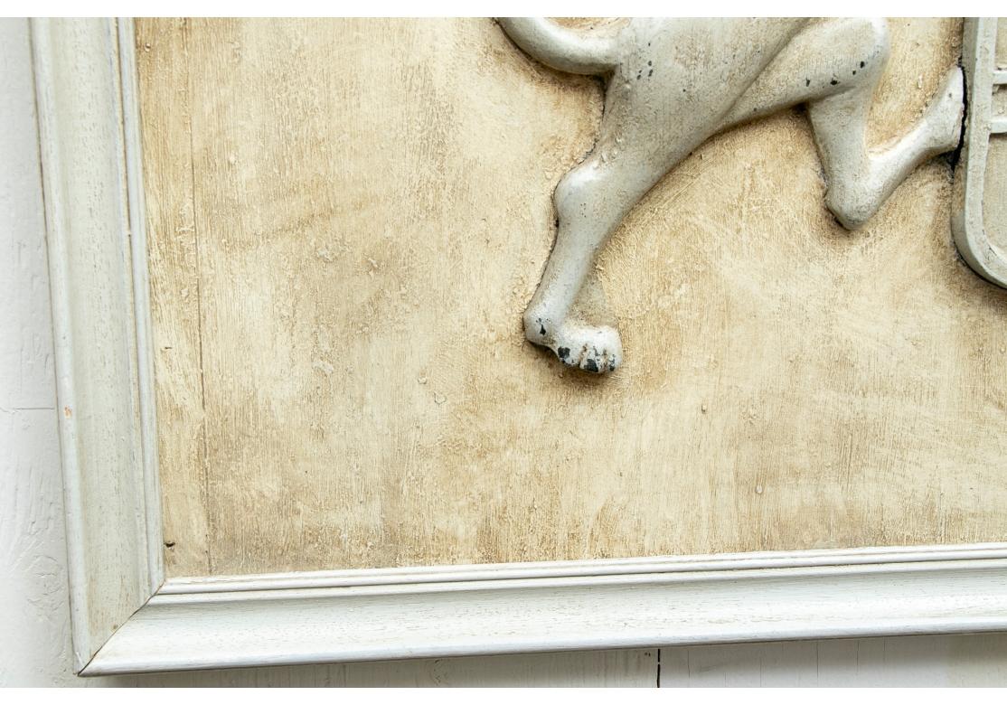 Geschnitzte und bemalte antike heraldische Relieftafel  Mit Hunden im Zustand „Gut“ im Angebot in Bridgeport, CT