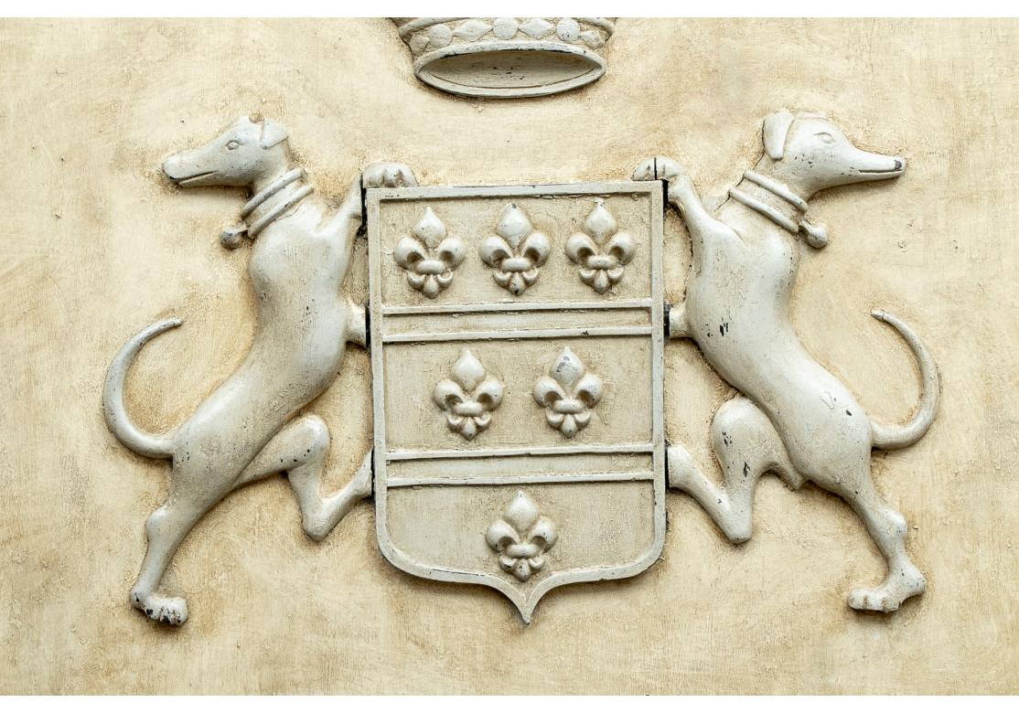 XIXe siècle Panneau en relief héraldique antique, sculpté et décoré à la peinture  Avec des chiens courants en vente