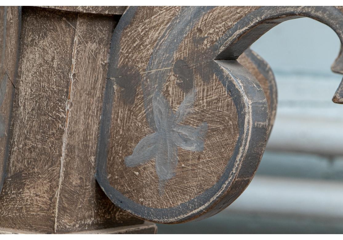 Geschnitzt und Farbe dekoriert Holz Sechs Licht Kronleuchter im Zustand „Gut“ im Angebot in Bridgeport, CT