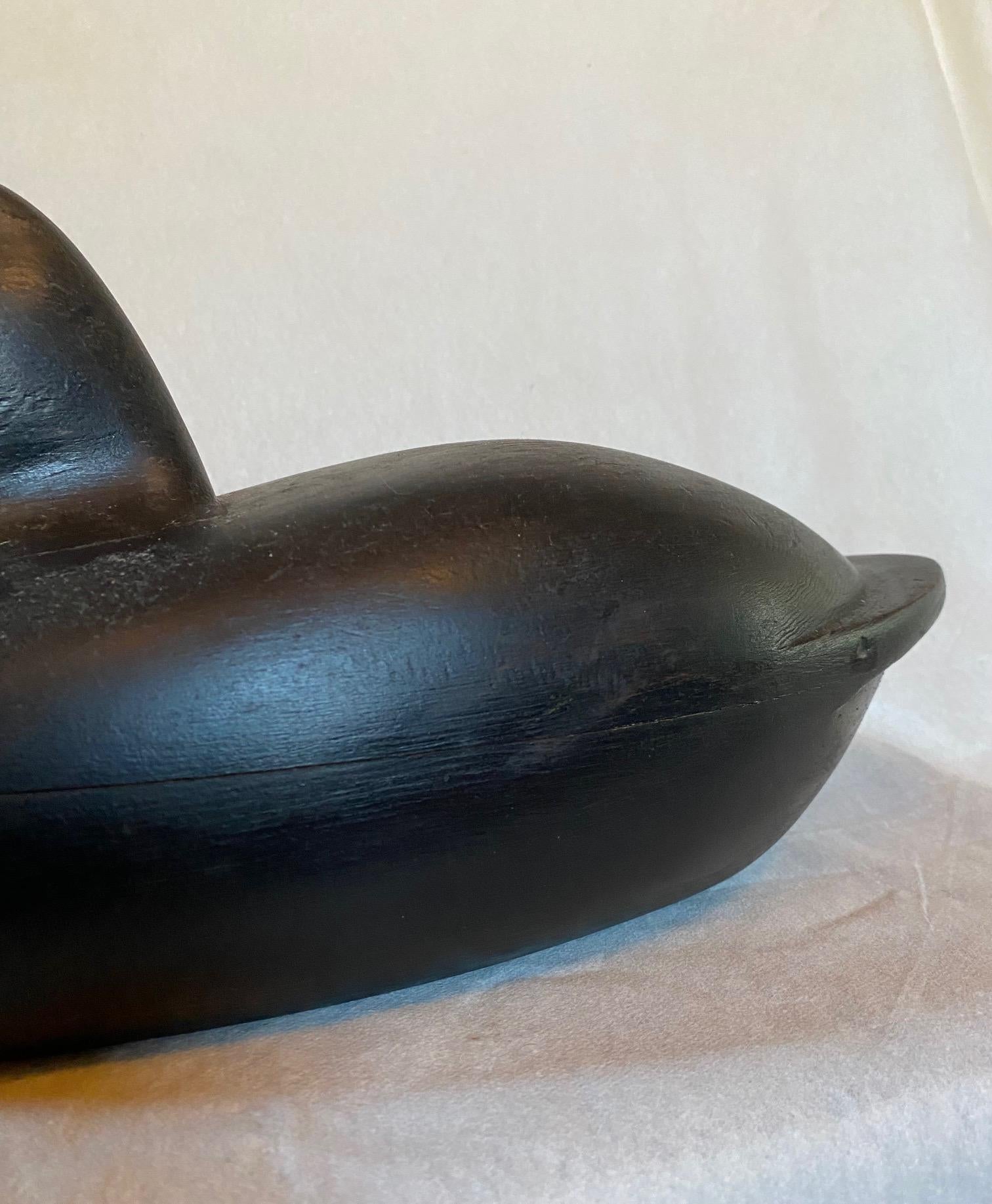 Américain Décoration de canard noir sculpté et peint, par Pat Gardner, Nantucket, vers les années 1960 en vente