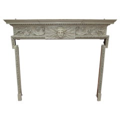 Bois de pin sculpté et peint. manteau de cheminée du 18ème siècle ou pièce de cheminée