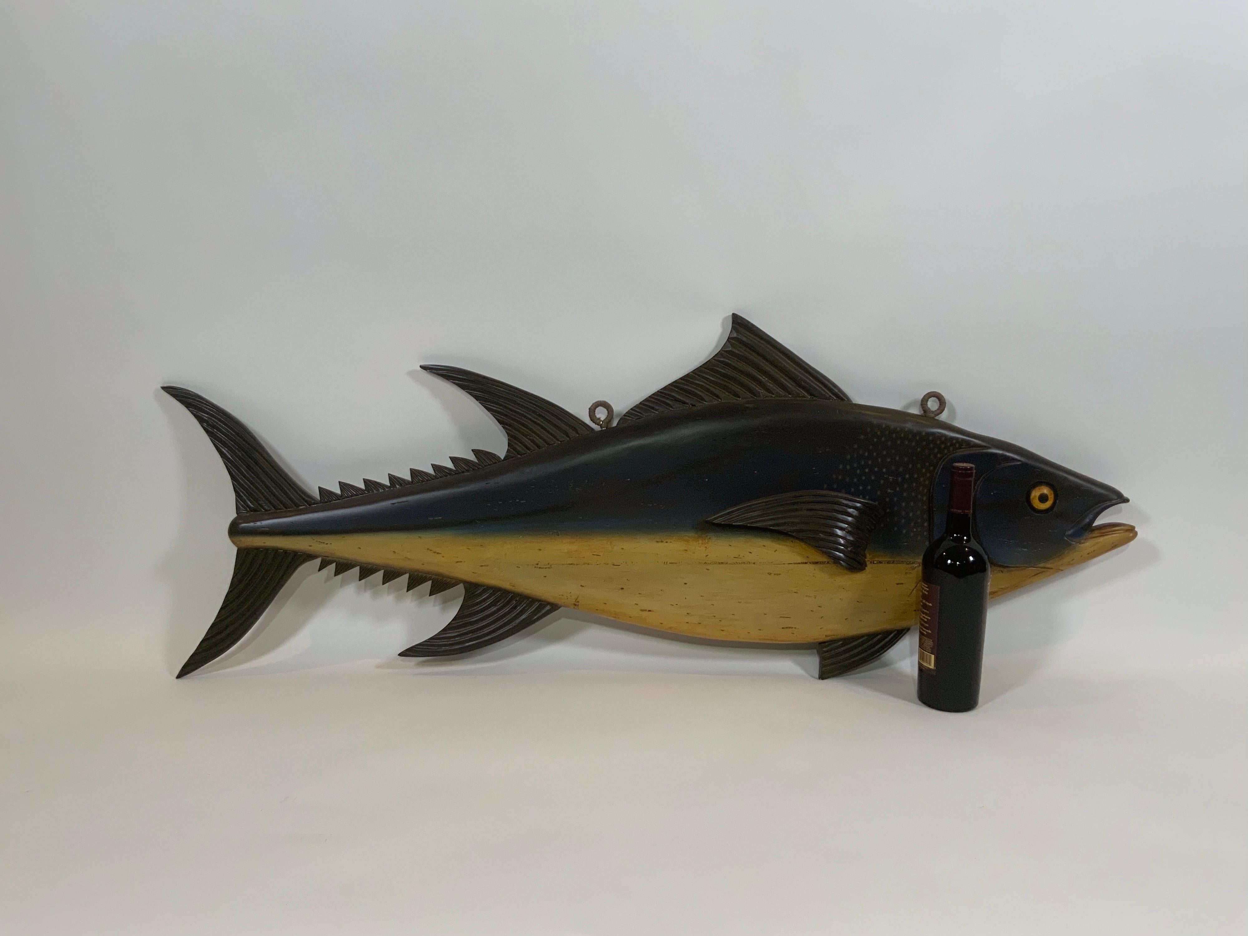 Américain Sculpture de poisson de Tuna sculptée et peinte en vente