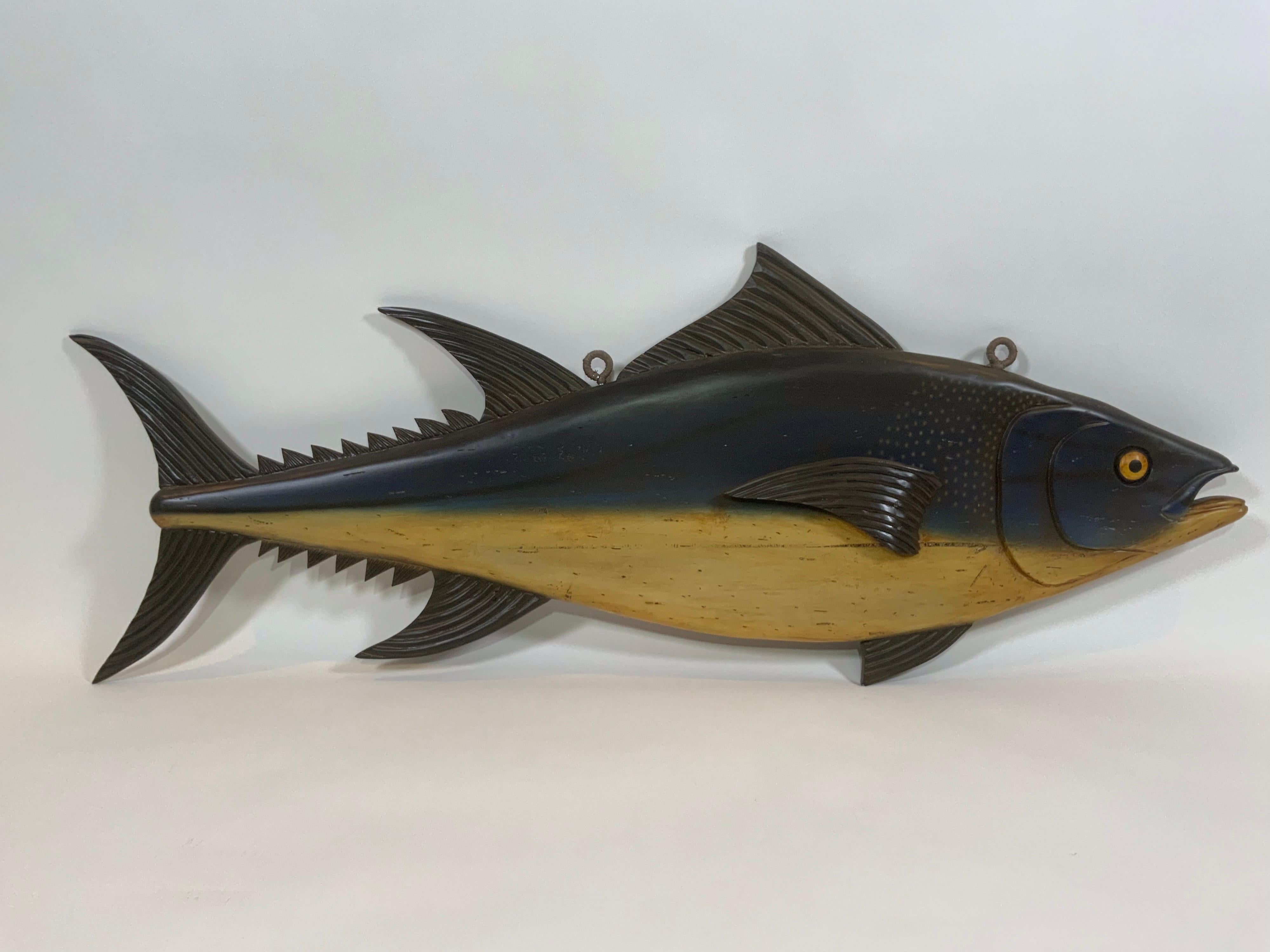 Travail du bois Sculpture de poisson de Tuna sculptée et peinte en vente