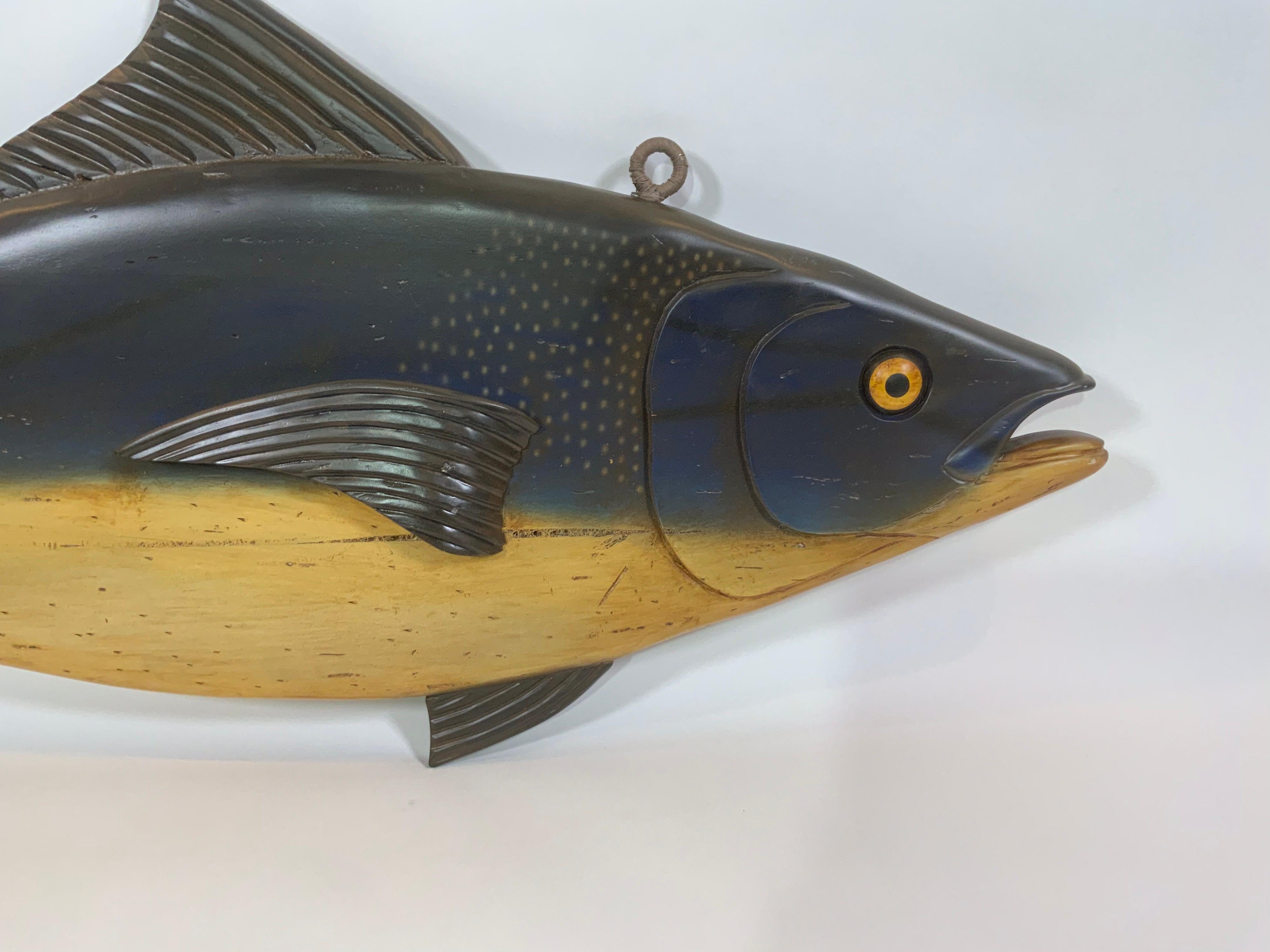 Bois Sculpture de poisson de Tuna sculptée et peinte en vente