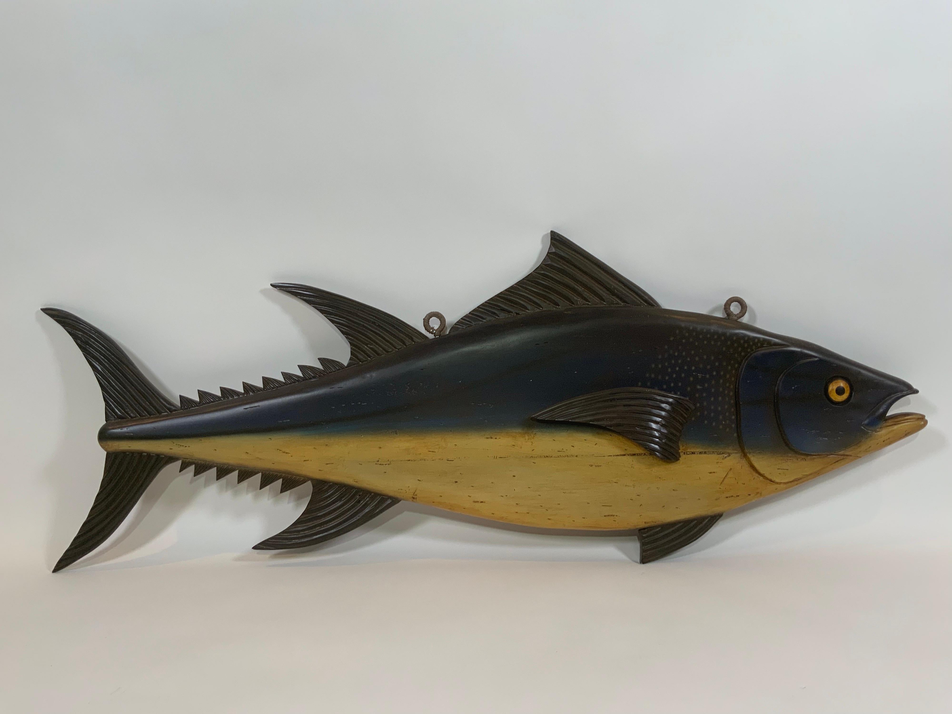 Sculpture de poisson de Tuna sculptée et peinte en vente 1