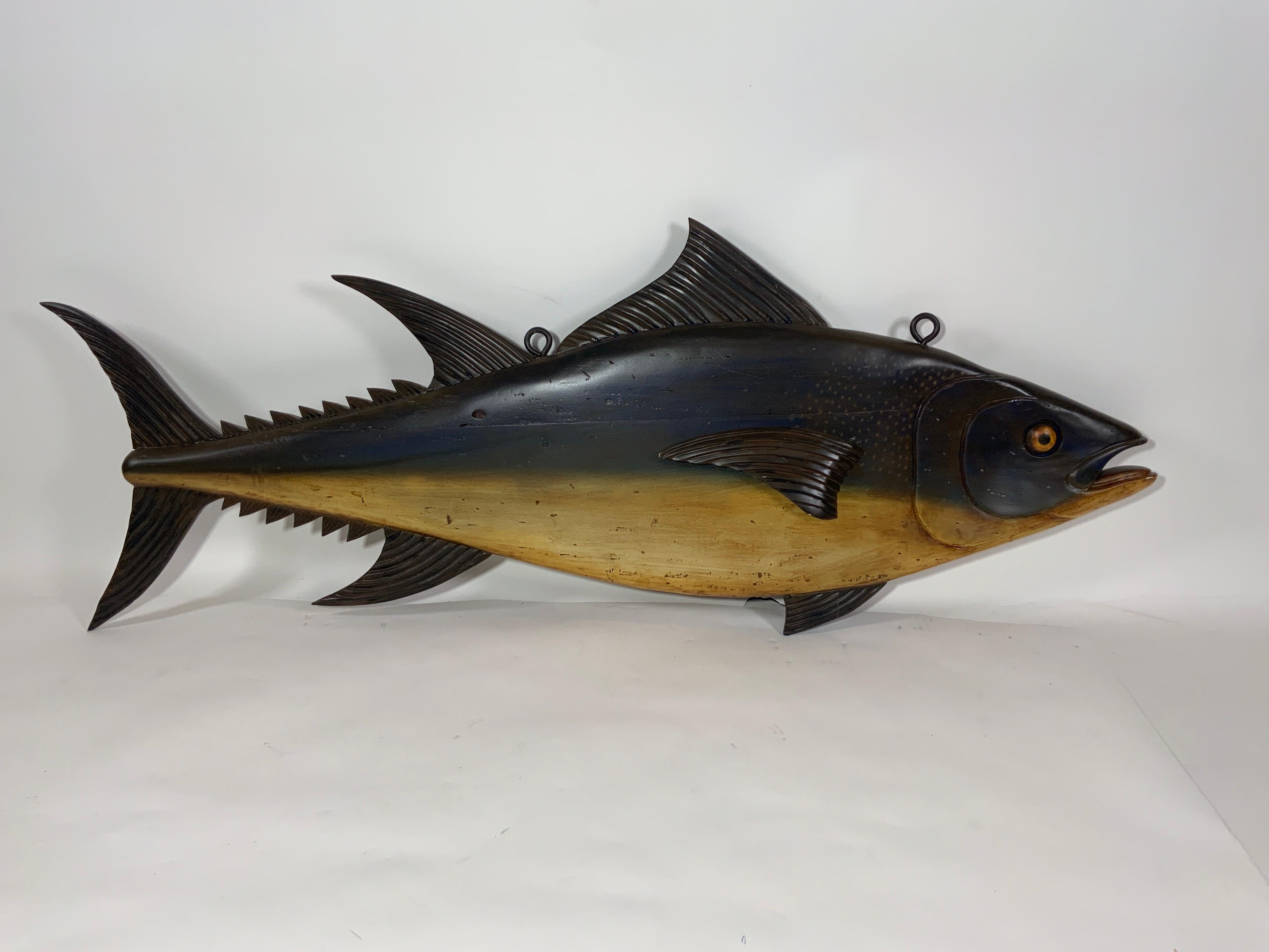 Geschnitztes und bemaltes Tuna-Fisch-Werkschild im Angebot 3