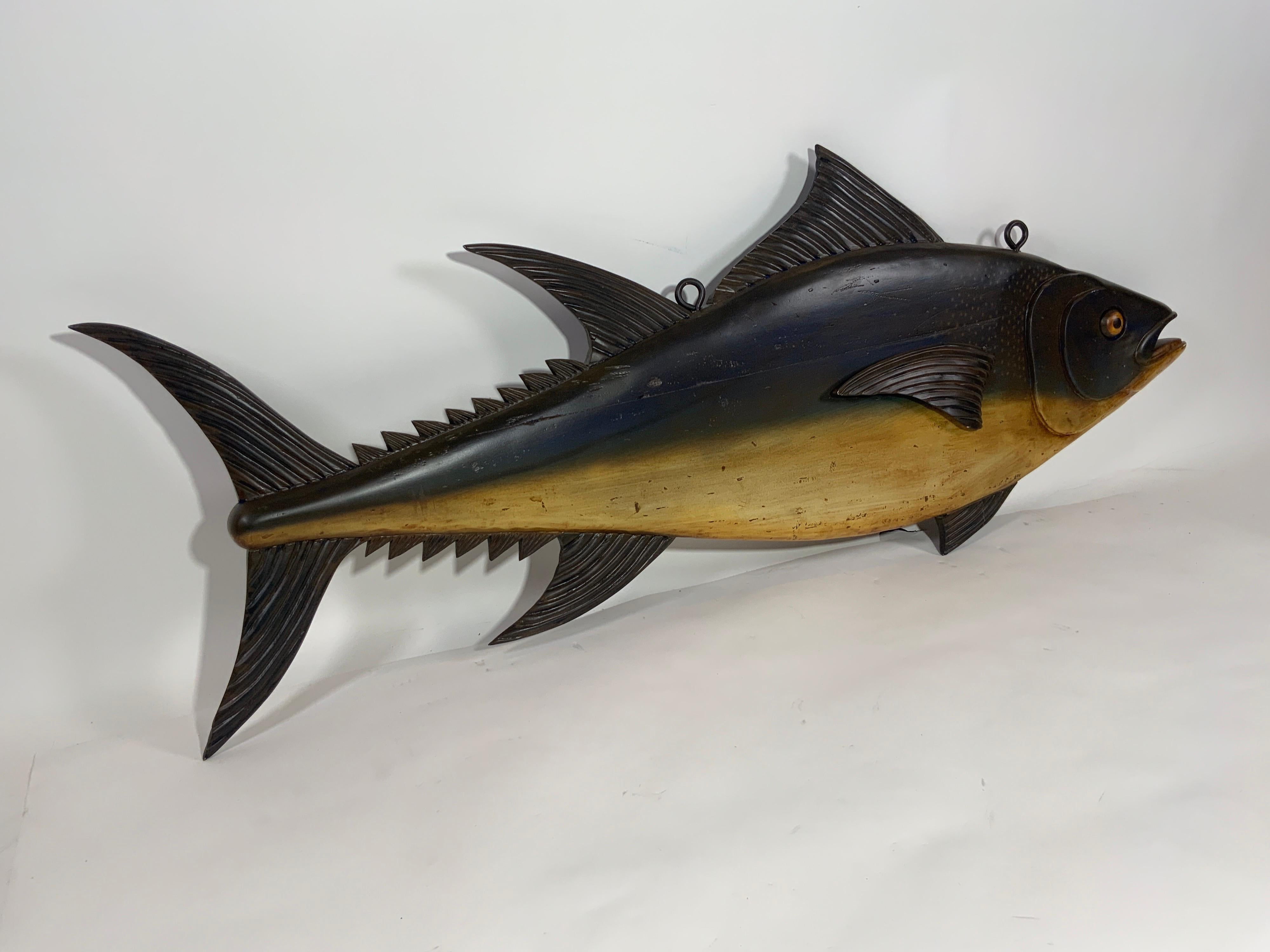 Britannique Panneau commercial en forme de poisson de Tuna sculpté et peint en vente