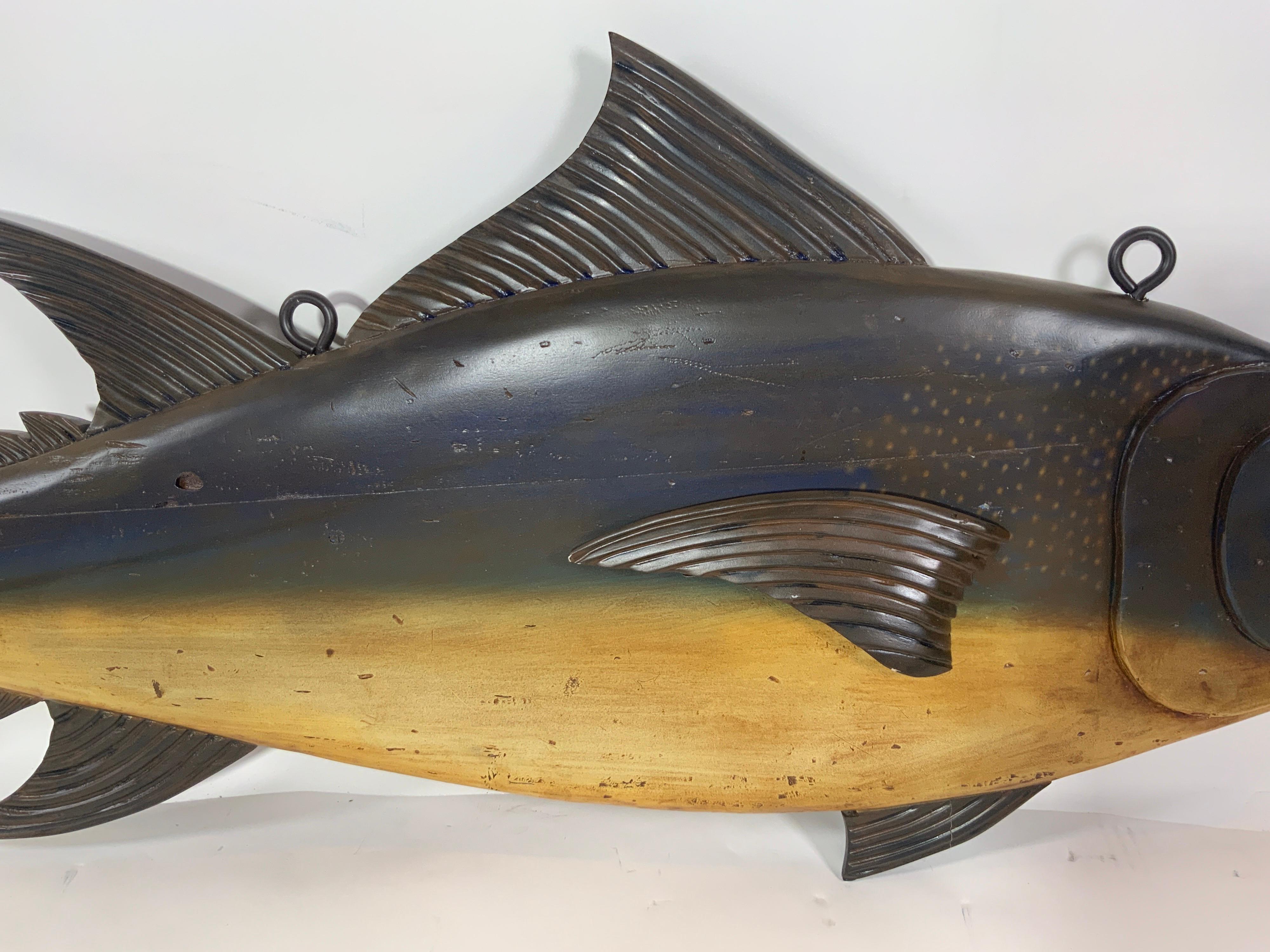 Travail du bois Panneau commercial en forme de poisson de Tuna sculpté et peint en vente