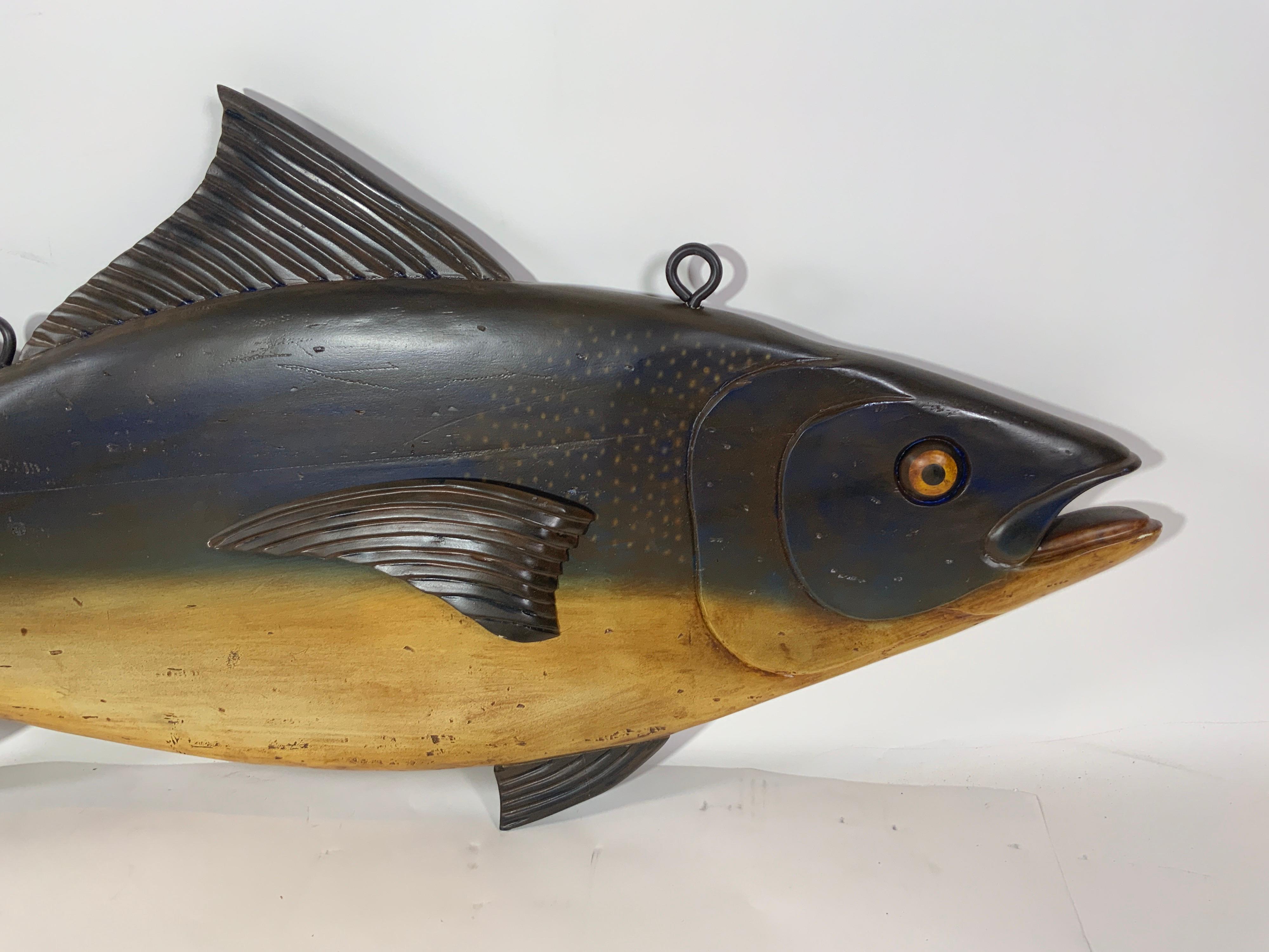 Geschnitztes und bemaltes Tuna-Fisch-Werkschild im Zustand „Hervorragend“ im Angebot in Norwell, MA