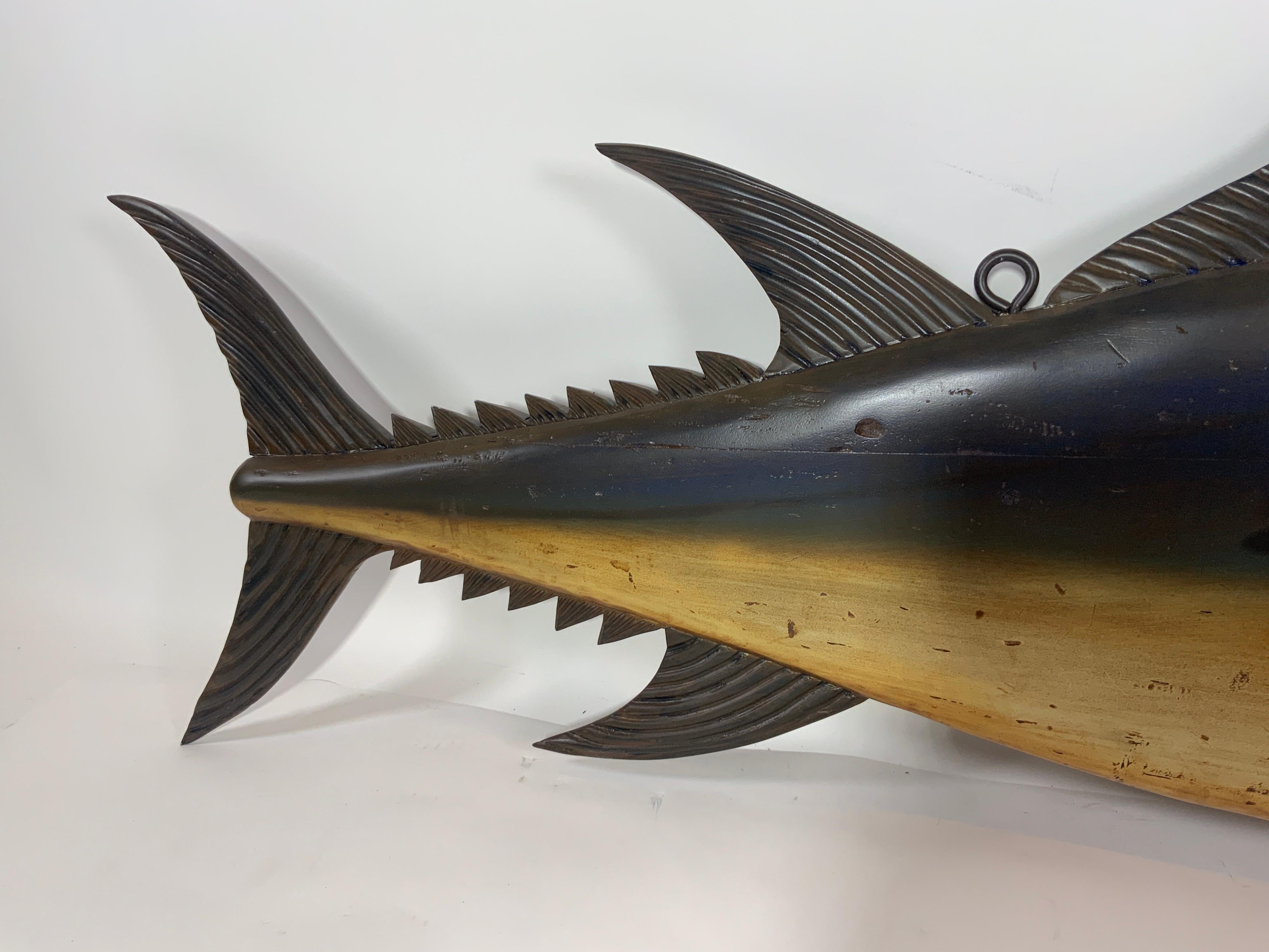 XXIe siècle et contemporain Panneau commercial en forme de poisson de Tuna sculpté et peint en vente